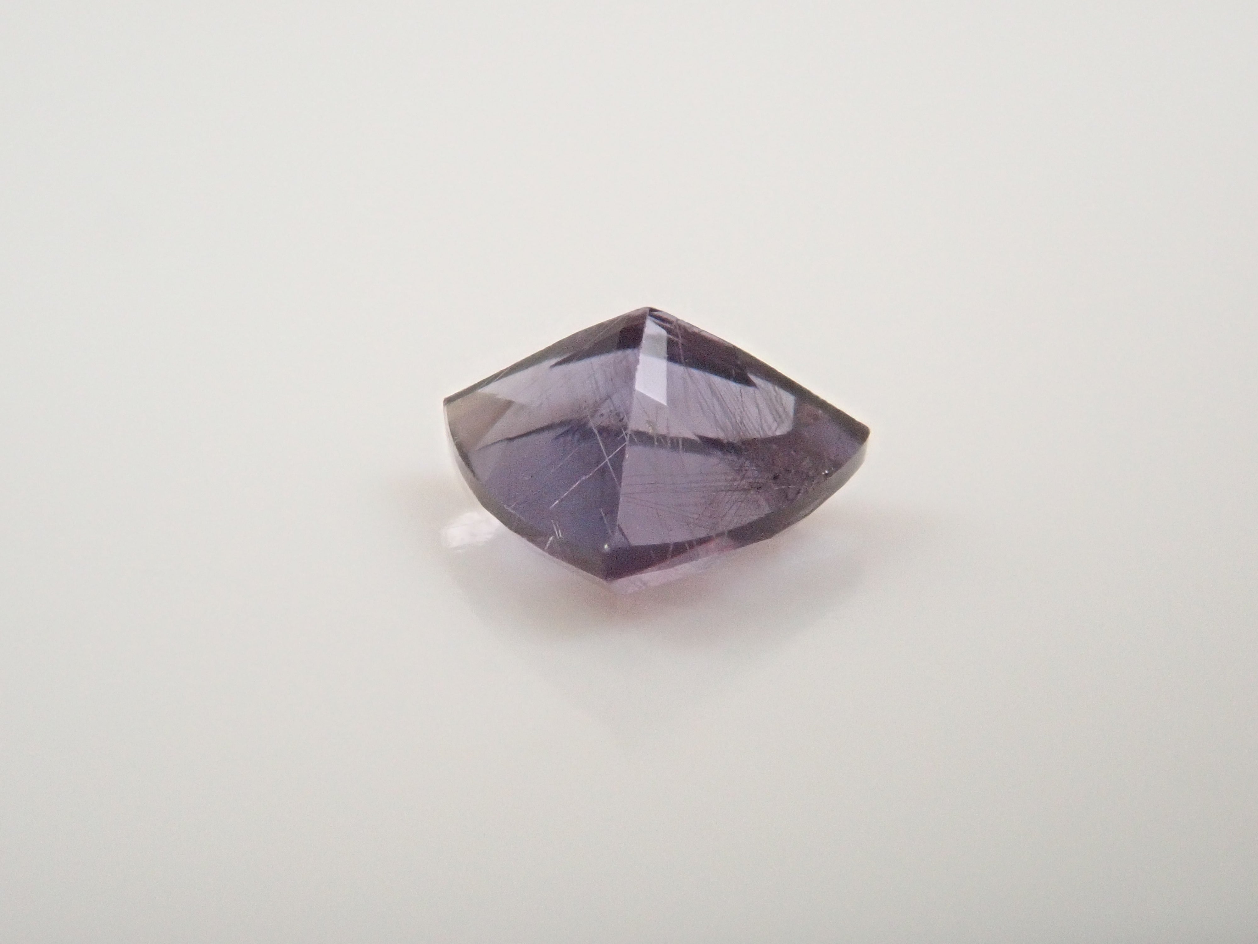 【12562760掲載】マダガスカル産ベキリーブルーガーネット(カラーチェンジガーネット) 0.186ctルース