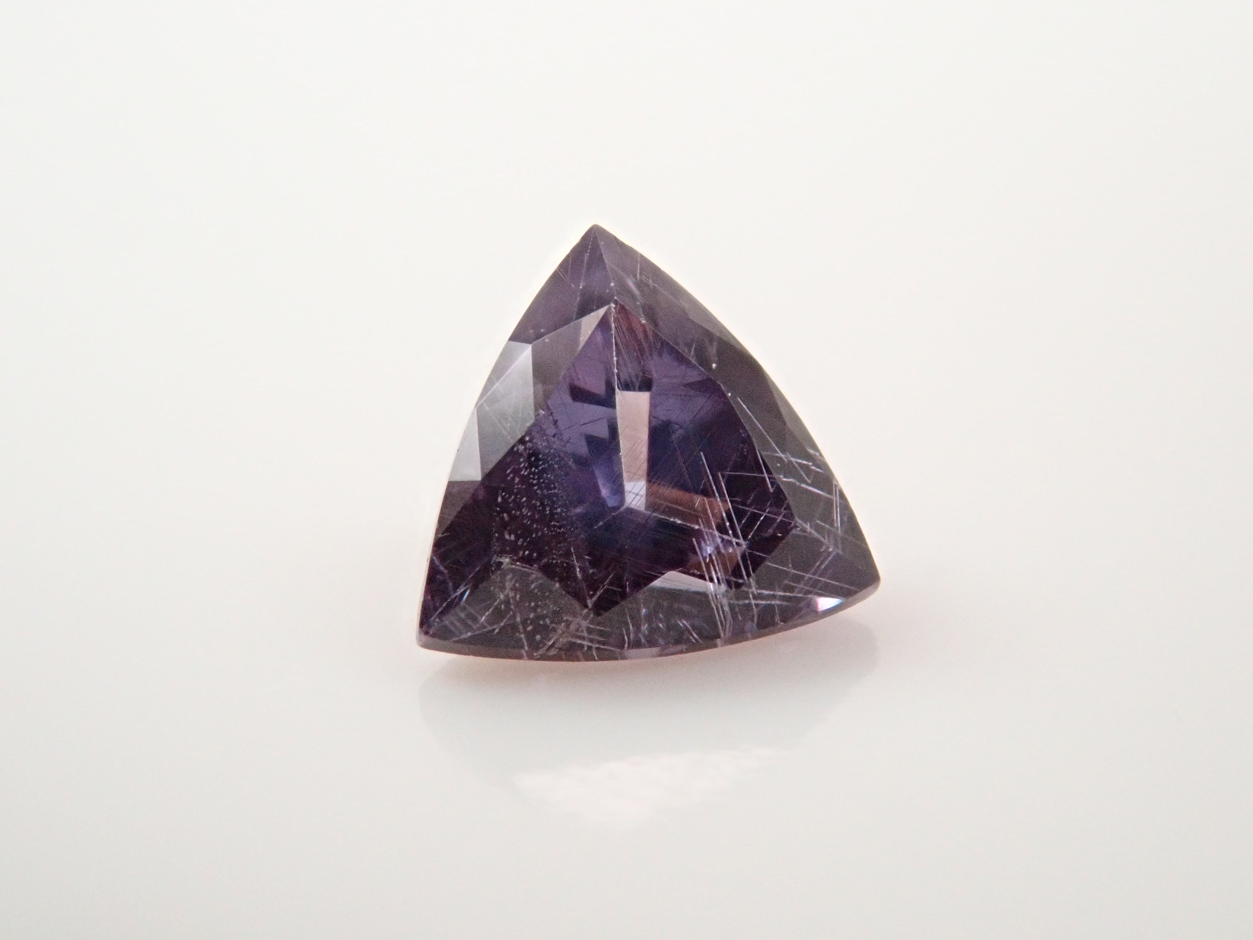 【12562760掲載】マダガスカル産ベキリーブルーガーネット(カラーチェンジガーネット) 0.186ctルース