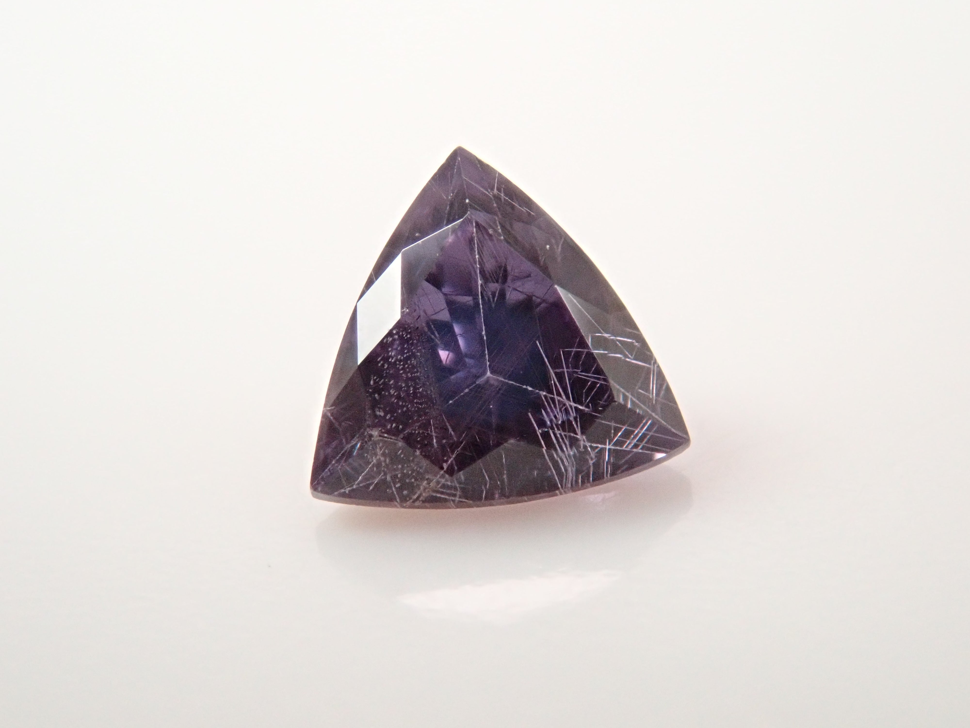 【12562760掲載】マダガスカル産ベキリーブルーガーネット(カラーチェンジガーネット) 0.186ctルース