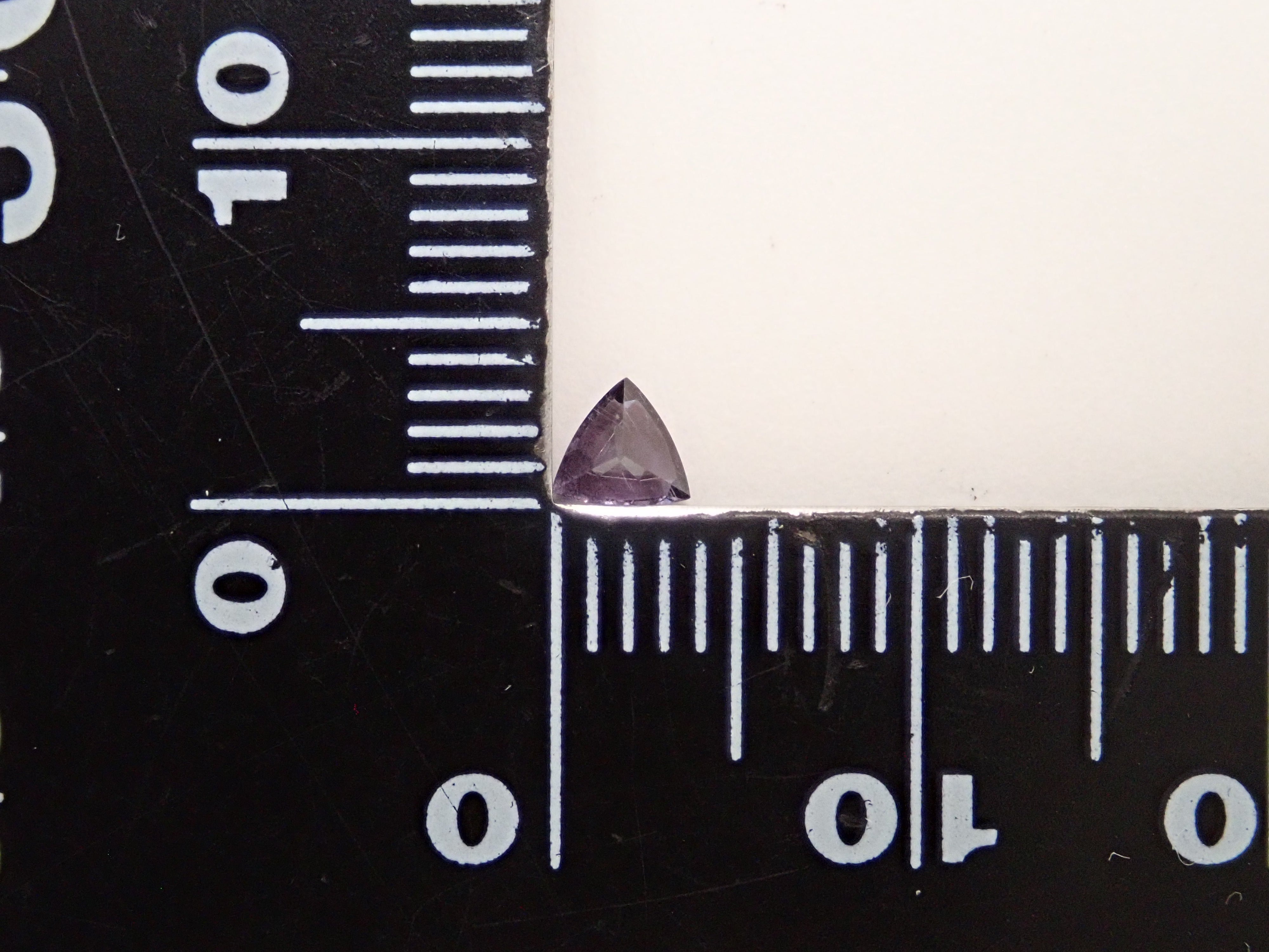 【12562760掲載】マダガスカル産ベキリーブルーガーネット(カラーチェンジガーネット) 0.186ctルース