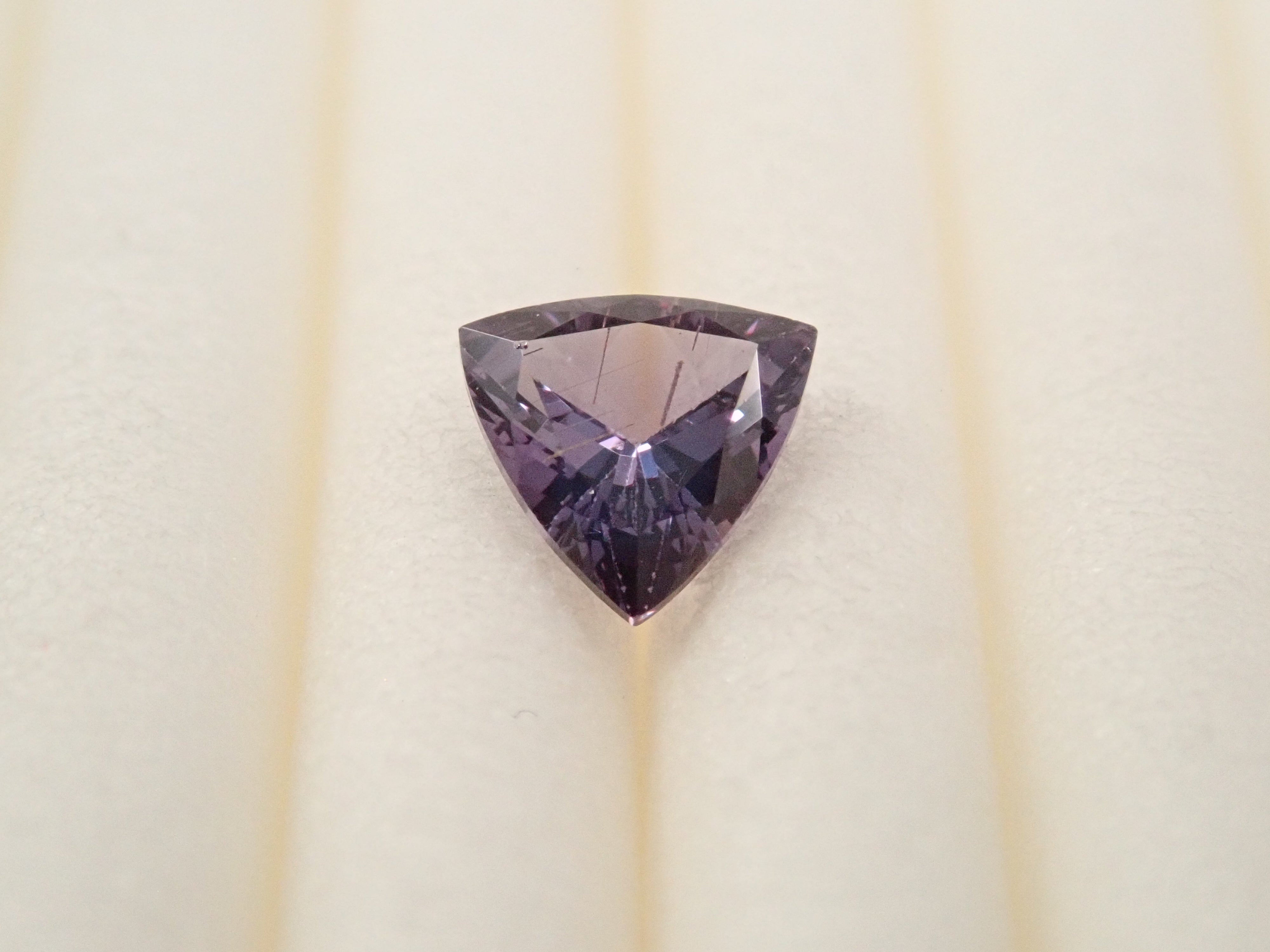 【12562761掲載】マダガスカル産ベキリーブルーガーネット(カラーチェンジガーネット) 0.254ctルース