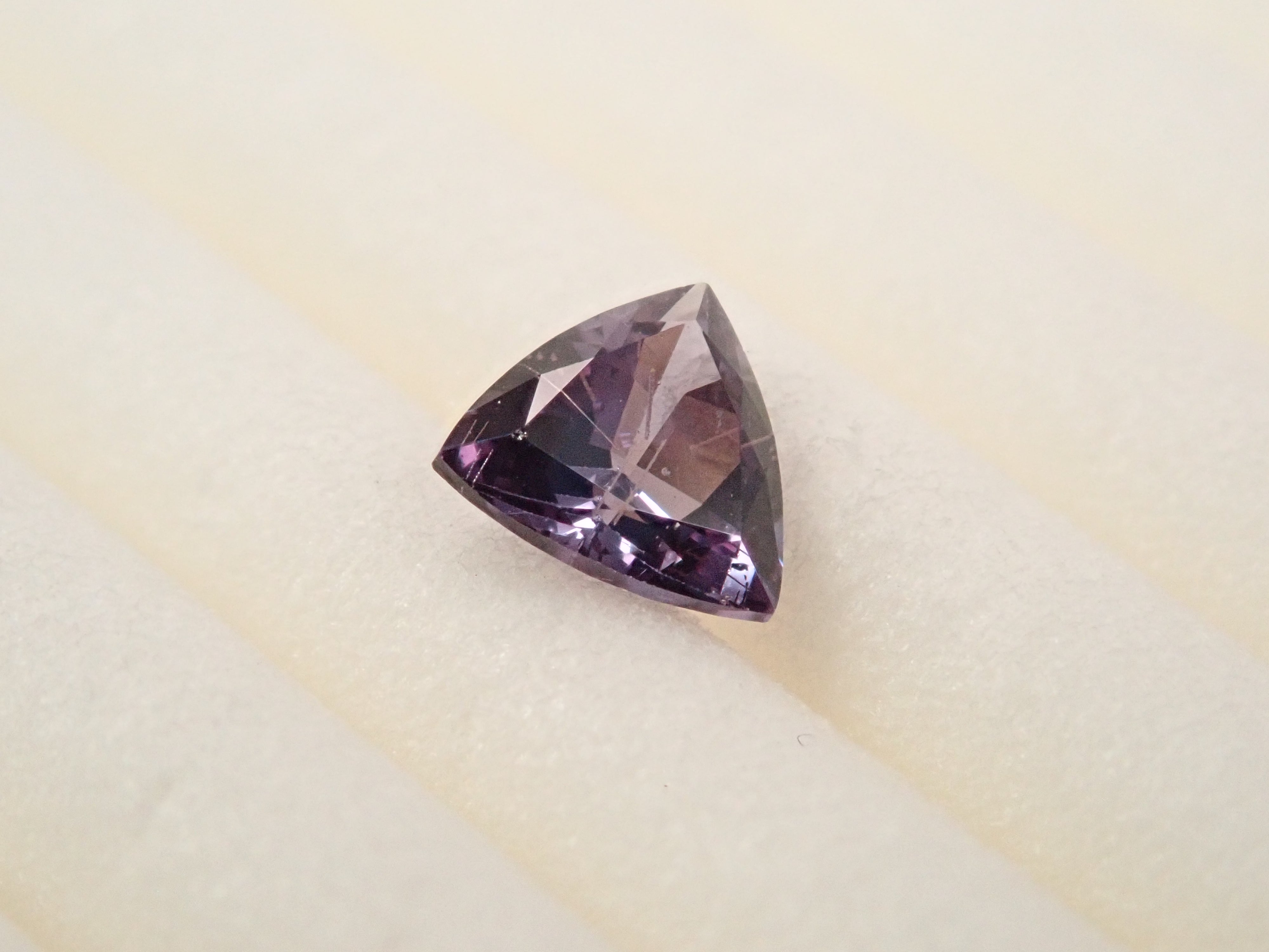 【12562761掲載】マダガスカル産ベキリーブルーガーネット(カラーチェンジガーネット) 0.254ctルース