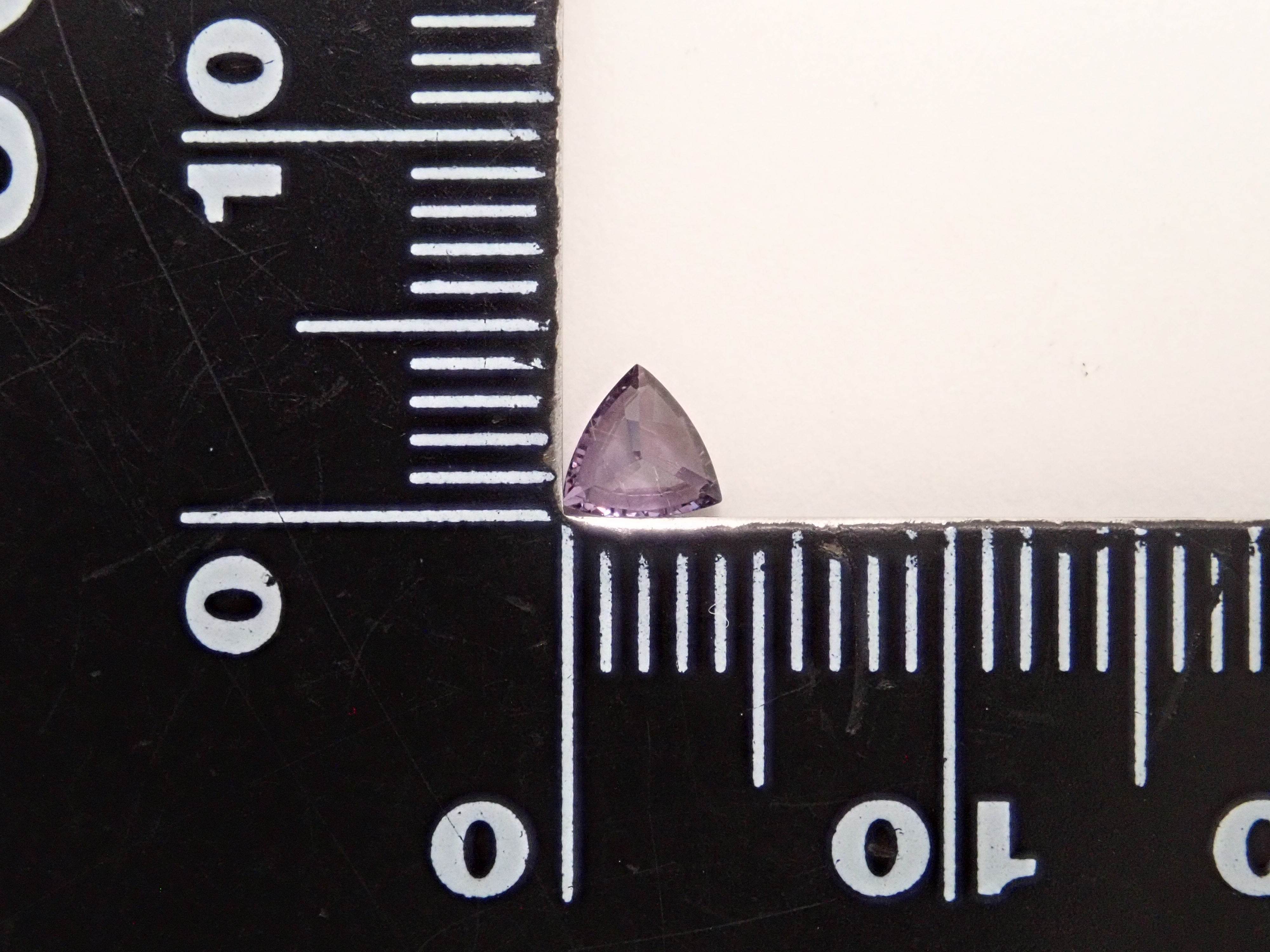 【12562761掲載】マダガスカル産ベキリーブルーガーネット(カラーチェンジガーネット) 0.254ctルース