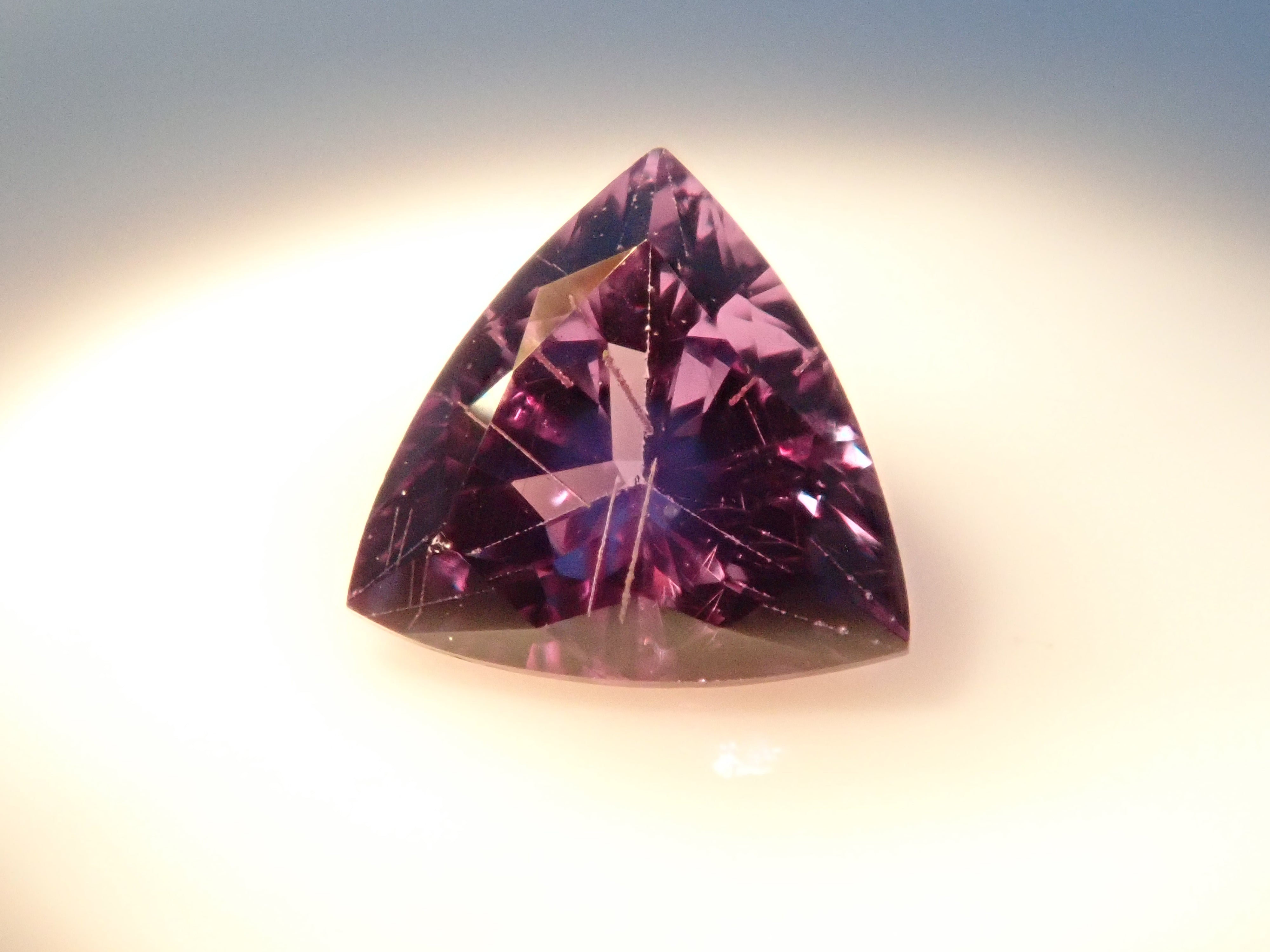 【12562761掲載】マダガスカル産ベキリーブルーガーネット(カラーチェンジガーネット) 0.254ctルース