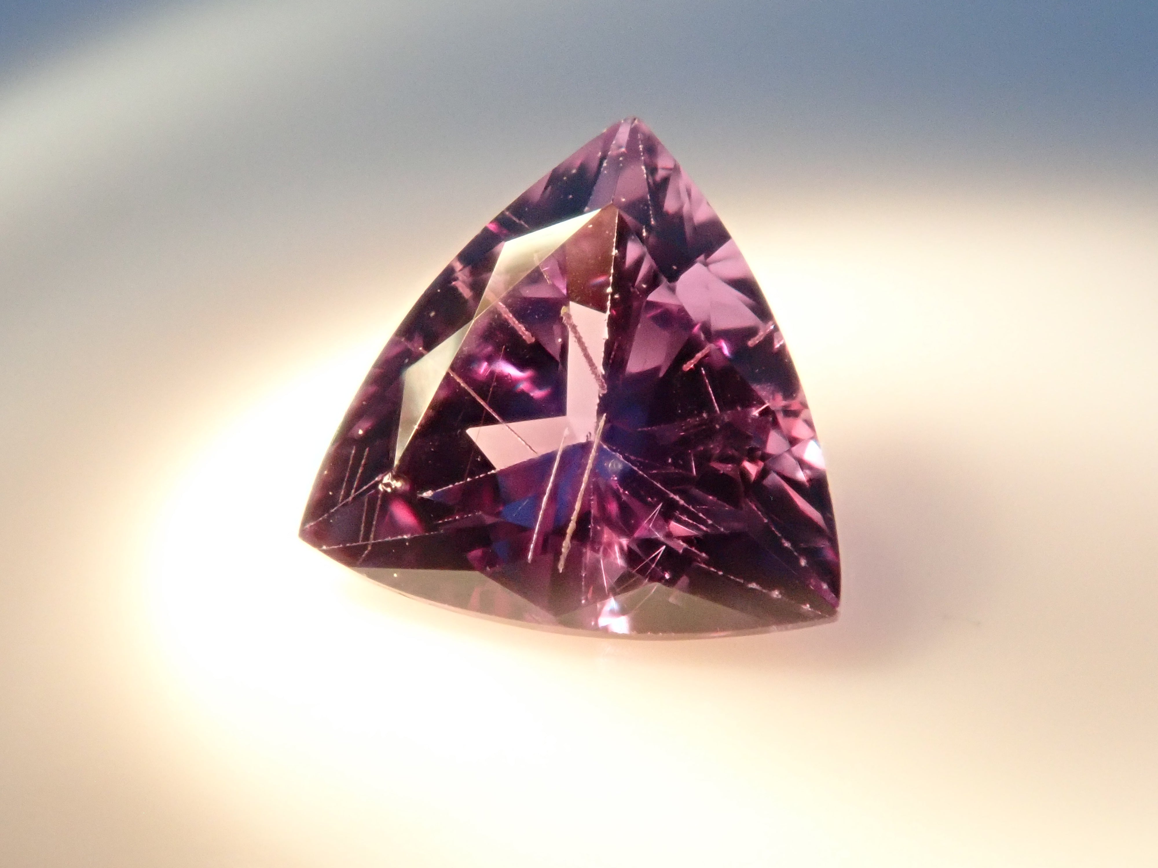 【12562761掲載】マダガスカル産ベキリーブルーガーネット(カラーチェンジガーネット) 0.254ctルース