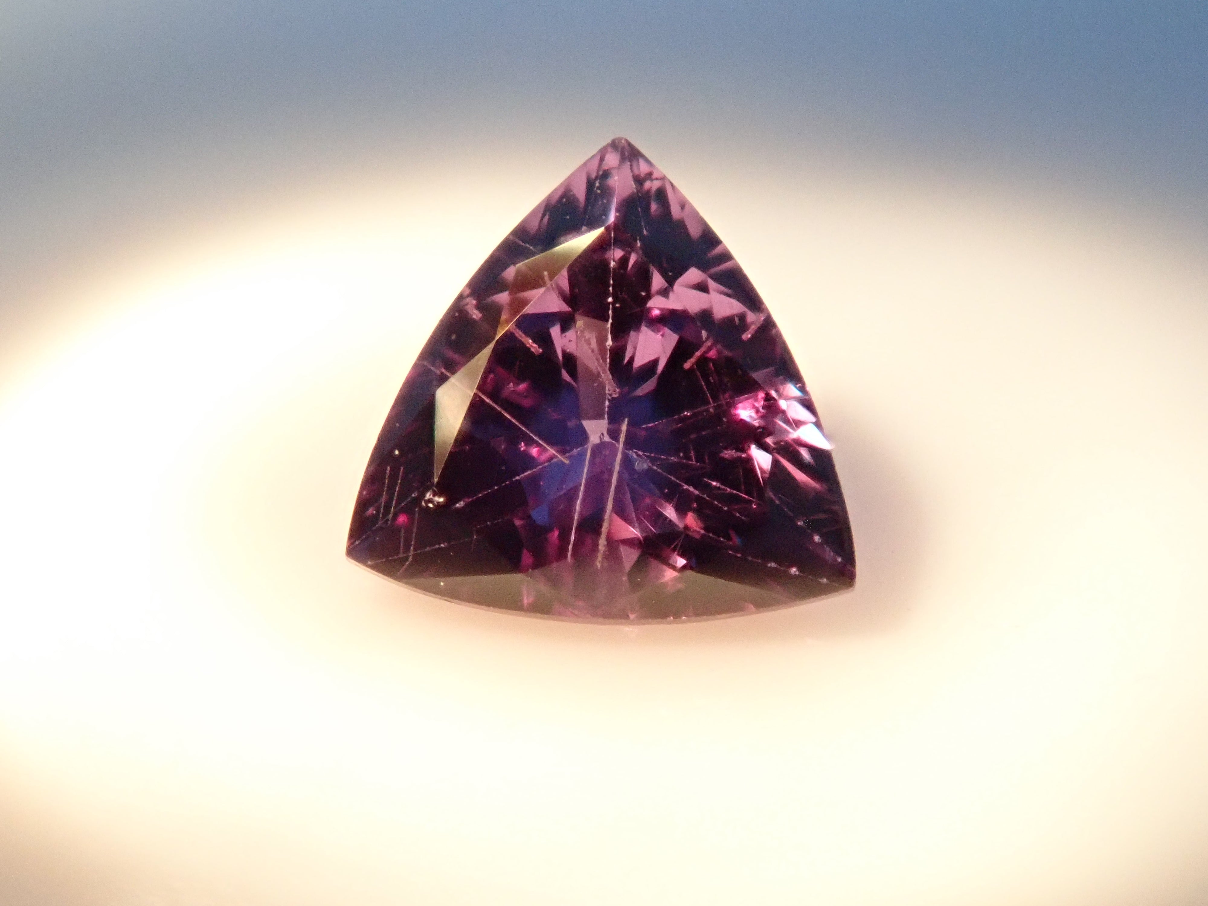 【12562761掲載】マダガスカル産ベキリーブルーガーネット(カラーチェンジガーネット) 0.254ctルース