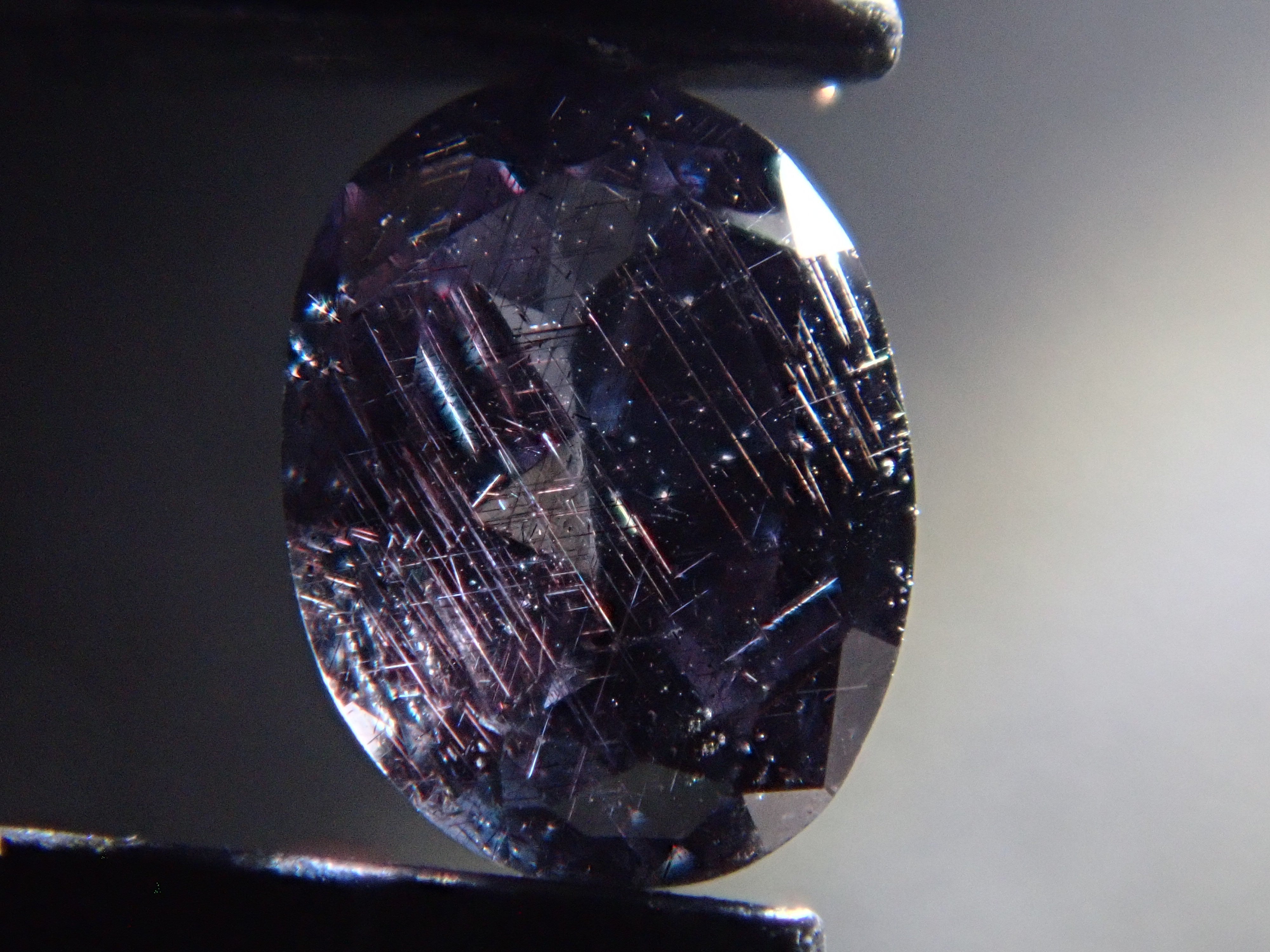 【12562762掲載】マダガスカル産ベキリーブルーガーネット(カラーチェンジガーネット) 0.188ctルース