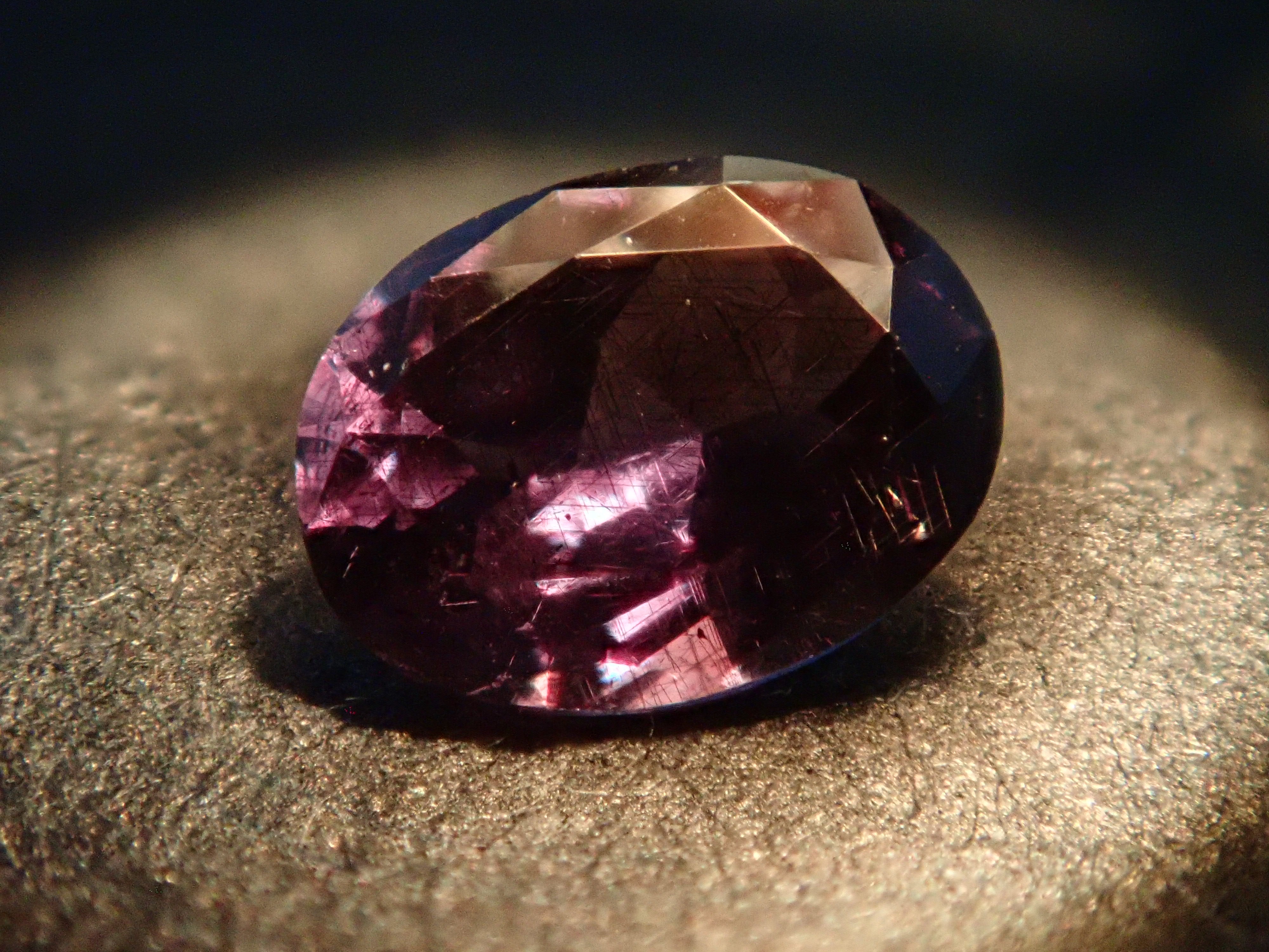 【12562762掲載】マダガスカル産ベキリーブルーガーネット(カラーチェンジガーネット) 0.188ctルース