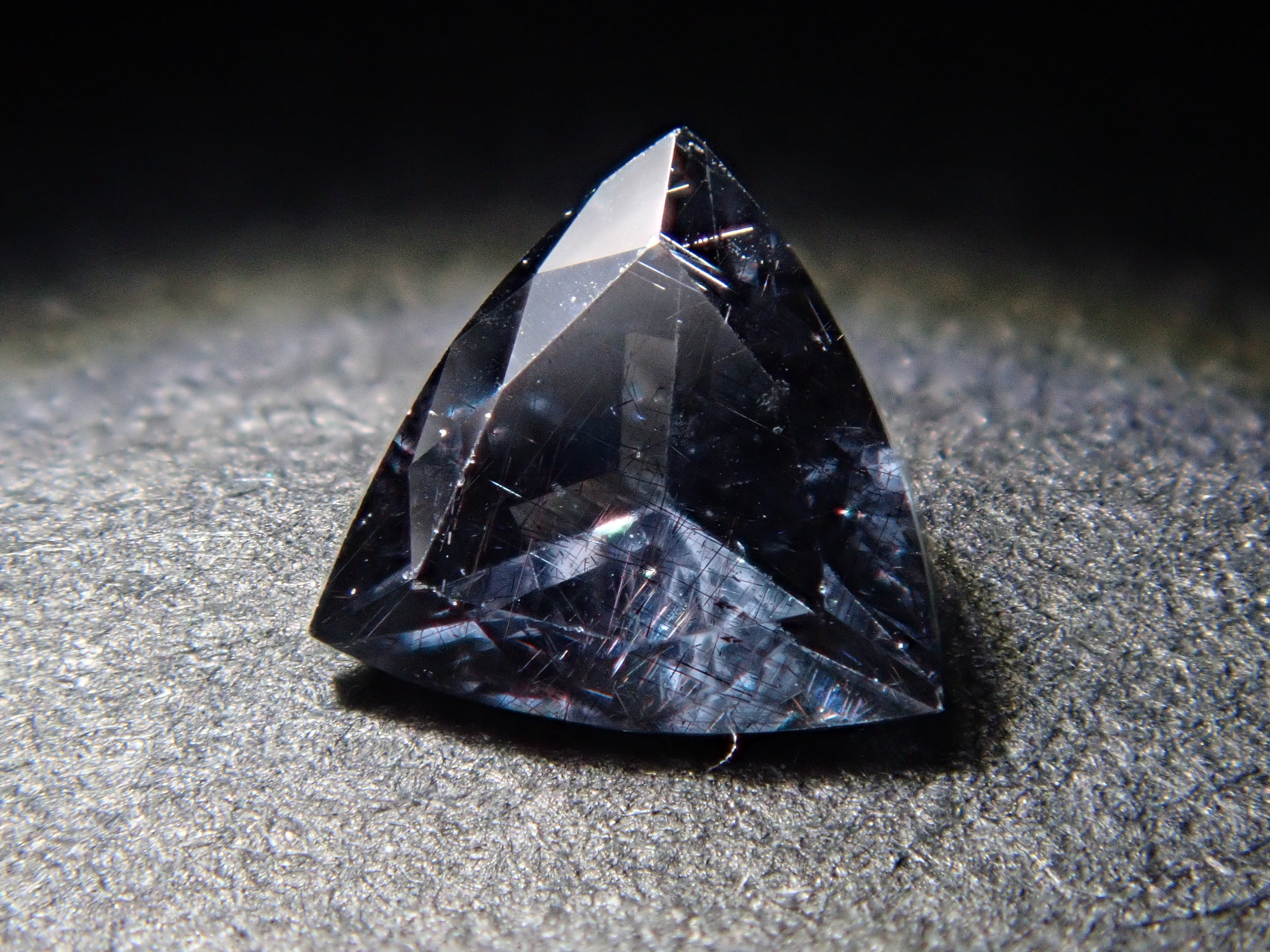 【12562764掲載】マダガスカル産ベキリーブルーガーネット(カラーチェンジガーネット) 0.221ctルース