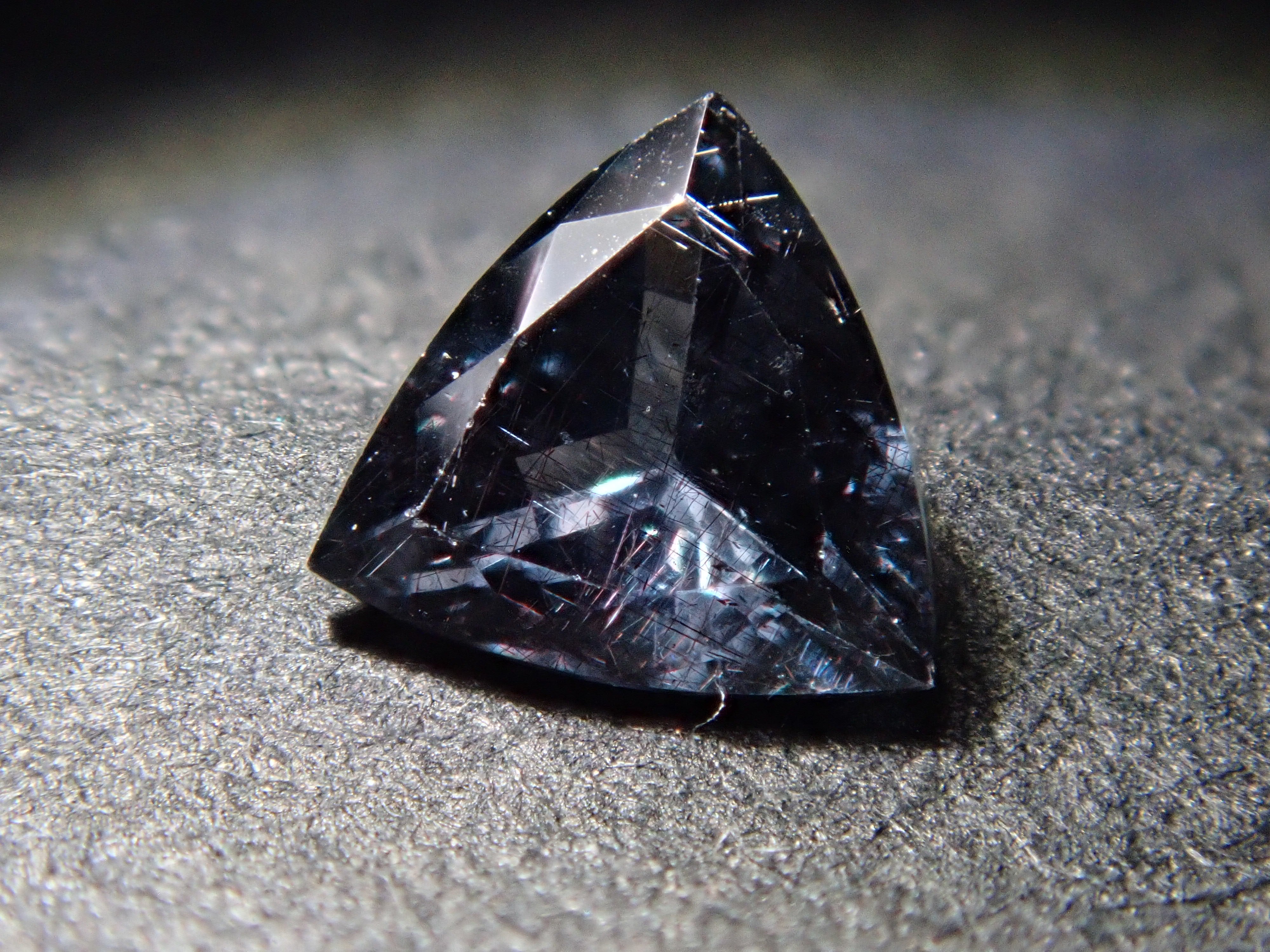 【12562764掲載】マダガスカル産ベキリーブルーガーネット(カラーチェンジガーネット) 0.221ctルース