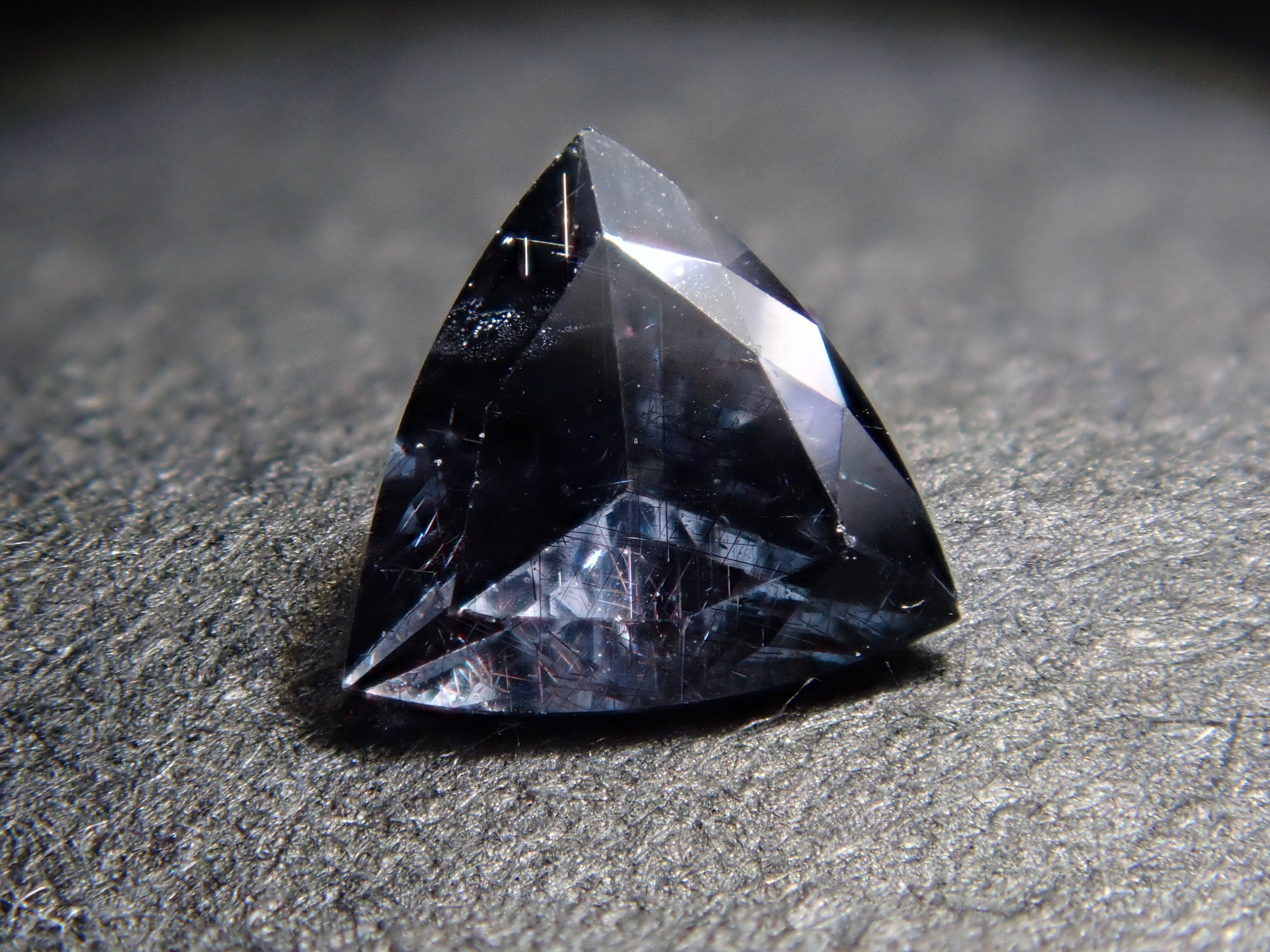 【12562764掲載】マダガスカル産ベキリーブルーガーネット(カラーチェンジガーネット) 0.221ctルース