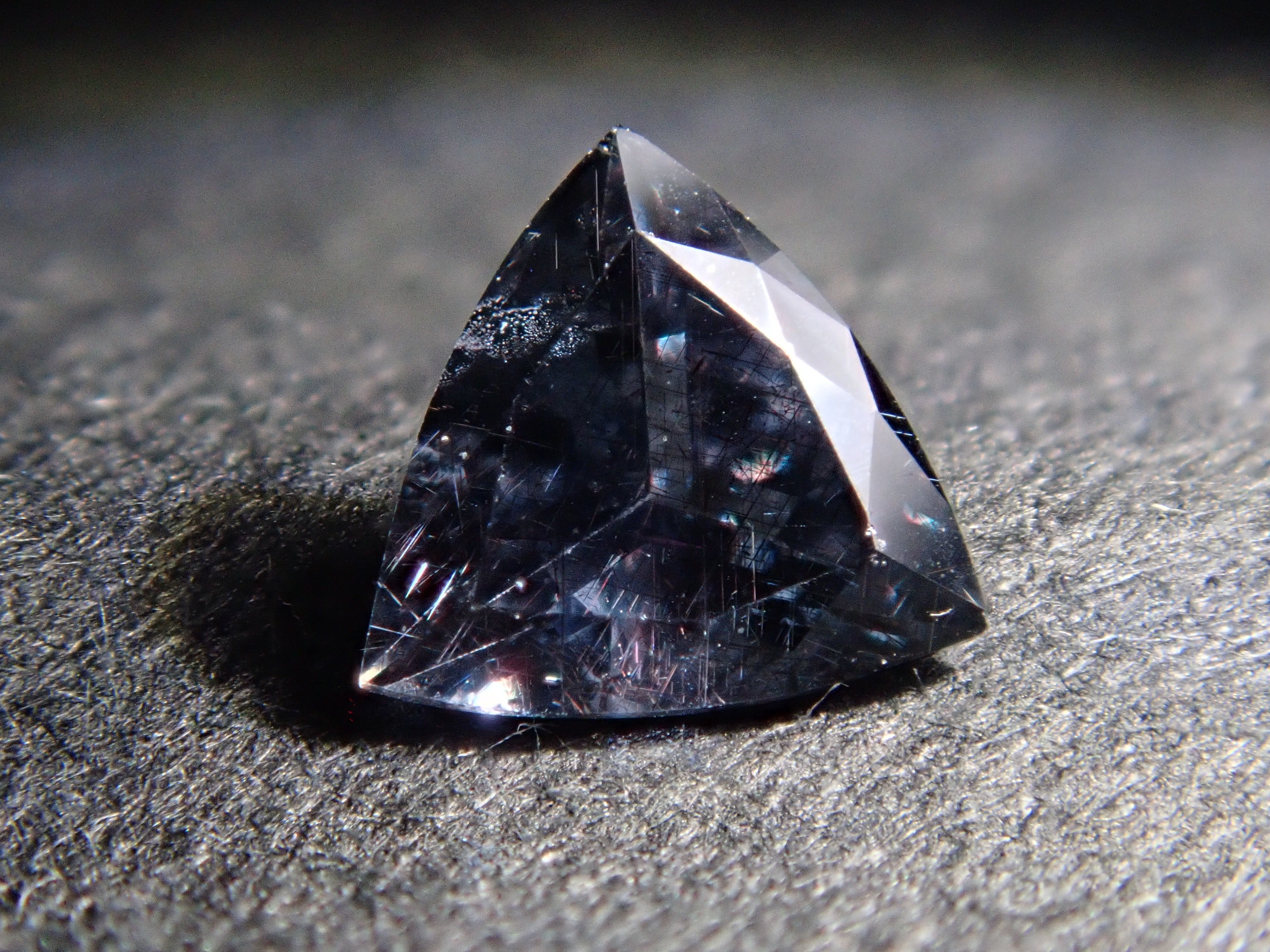 【12562764掲載】マダガスカル産ベキリーブルーガーネット(カラーチェンジガーネット) 0.221ctルース