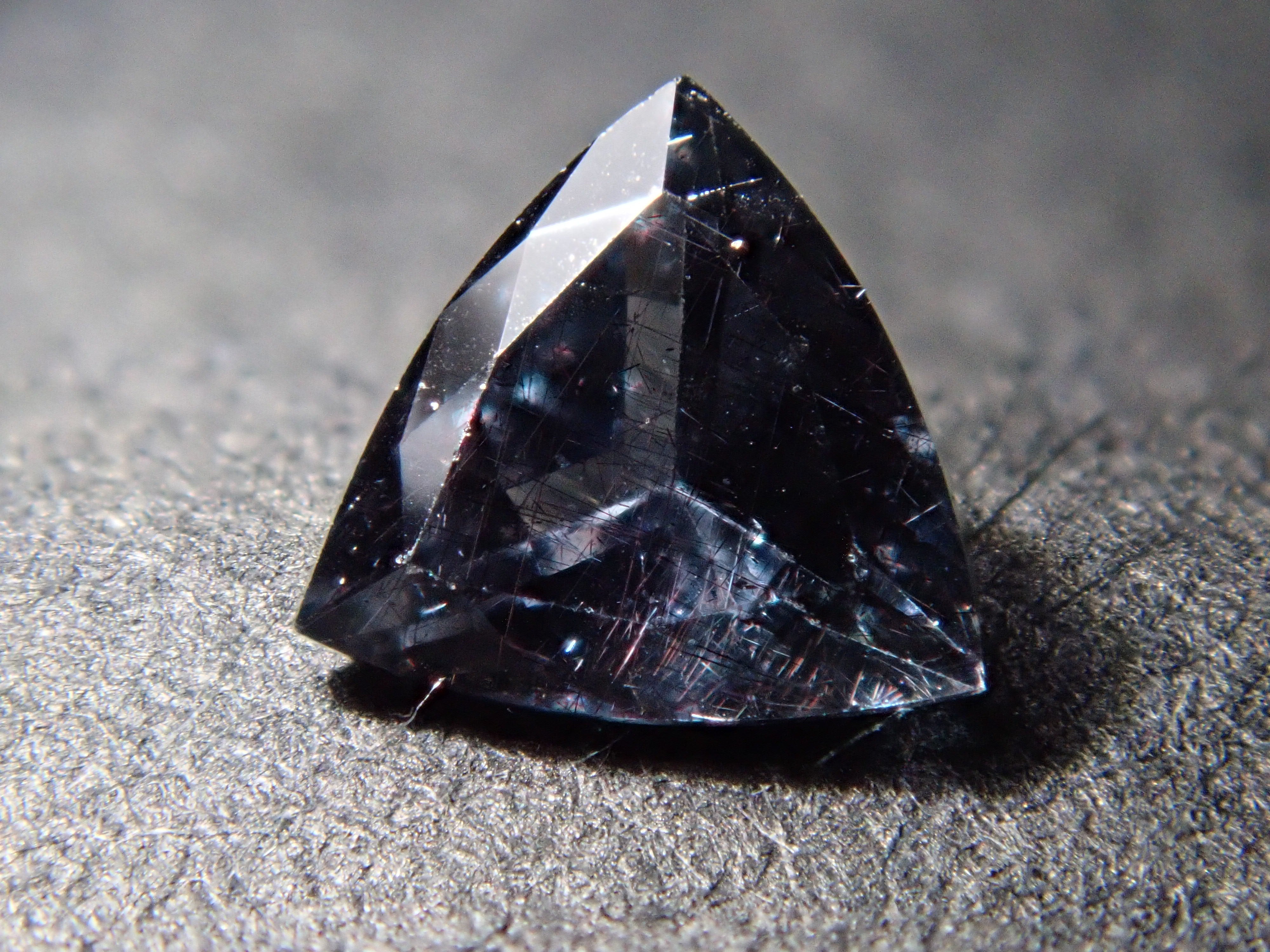 【12562764掲載】マダガスカル産ベキリーブルーガーネット(カラーチェンジガーネット) 0.221ctルース