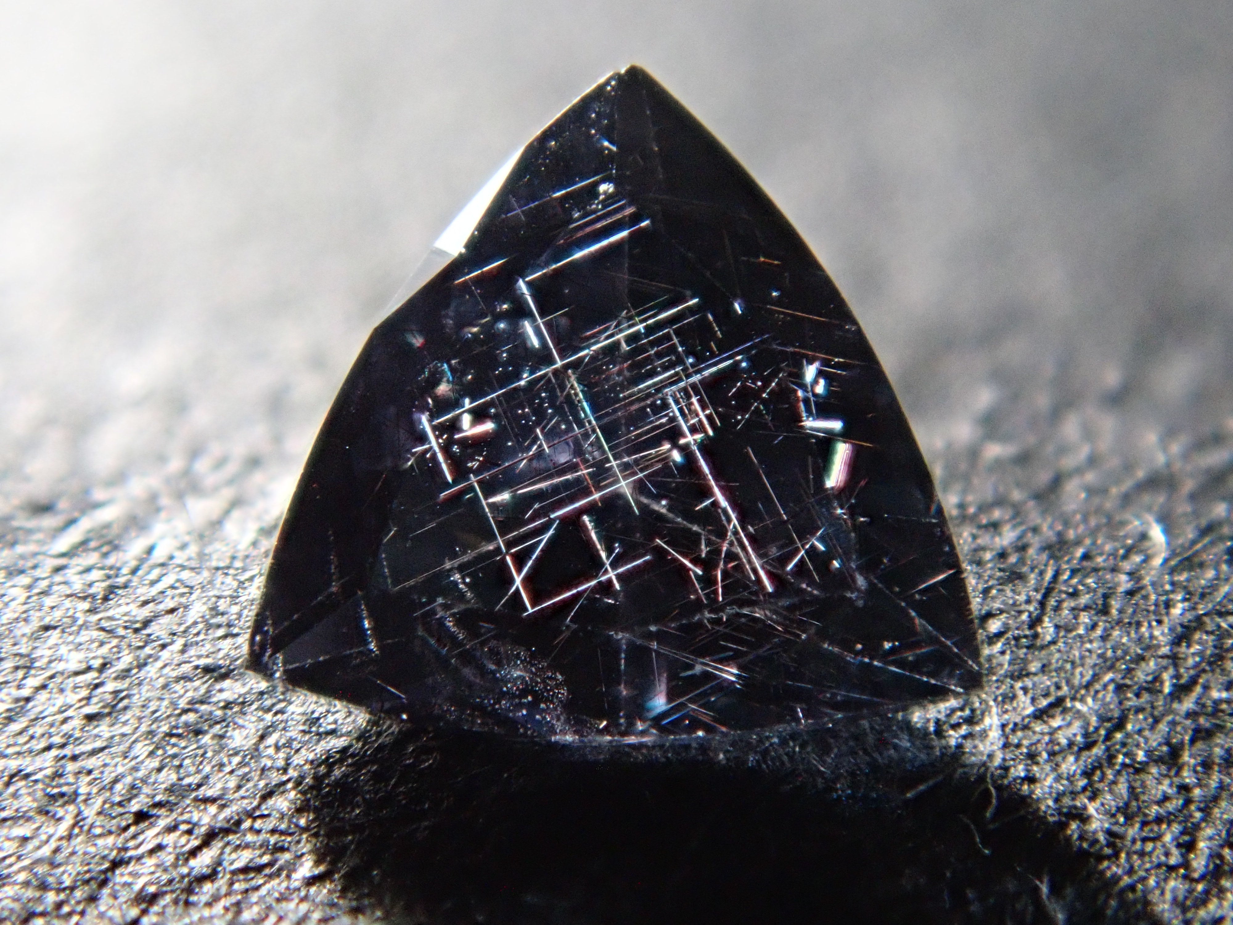 【12562764掲載】マダガスカル産ベキリーブルーガーネット(カラーチェンジガーネット) 0.221ctルース