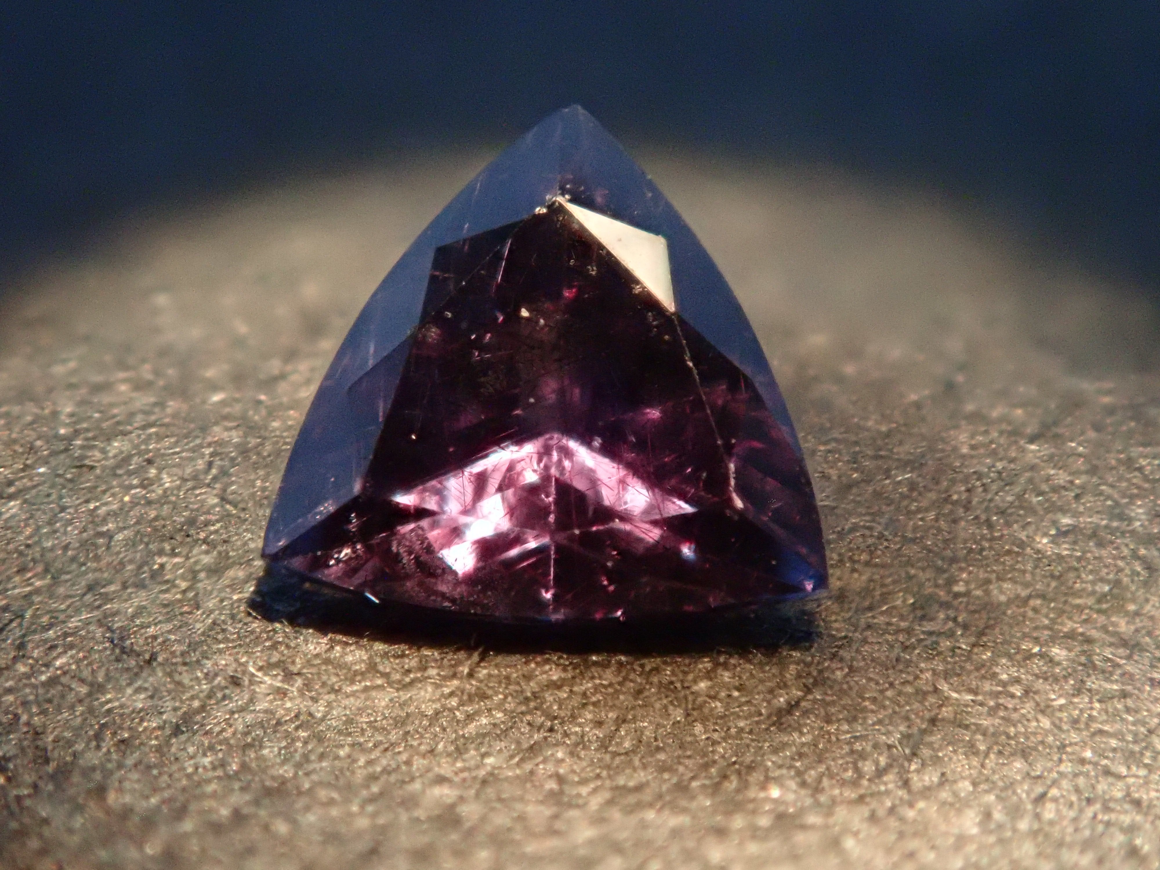 【12562764掲載】マダガスカル産ベキリーブルーガーネット(カラーチェンジガーネット) 0.221ctルース