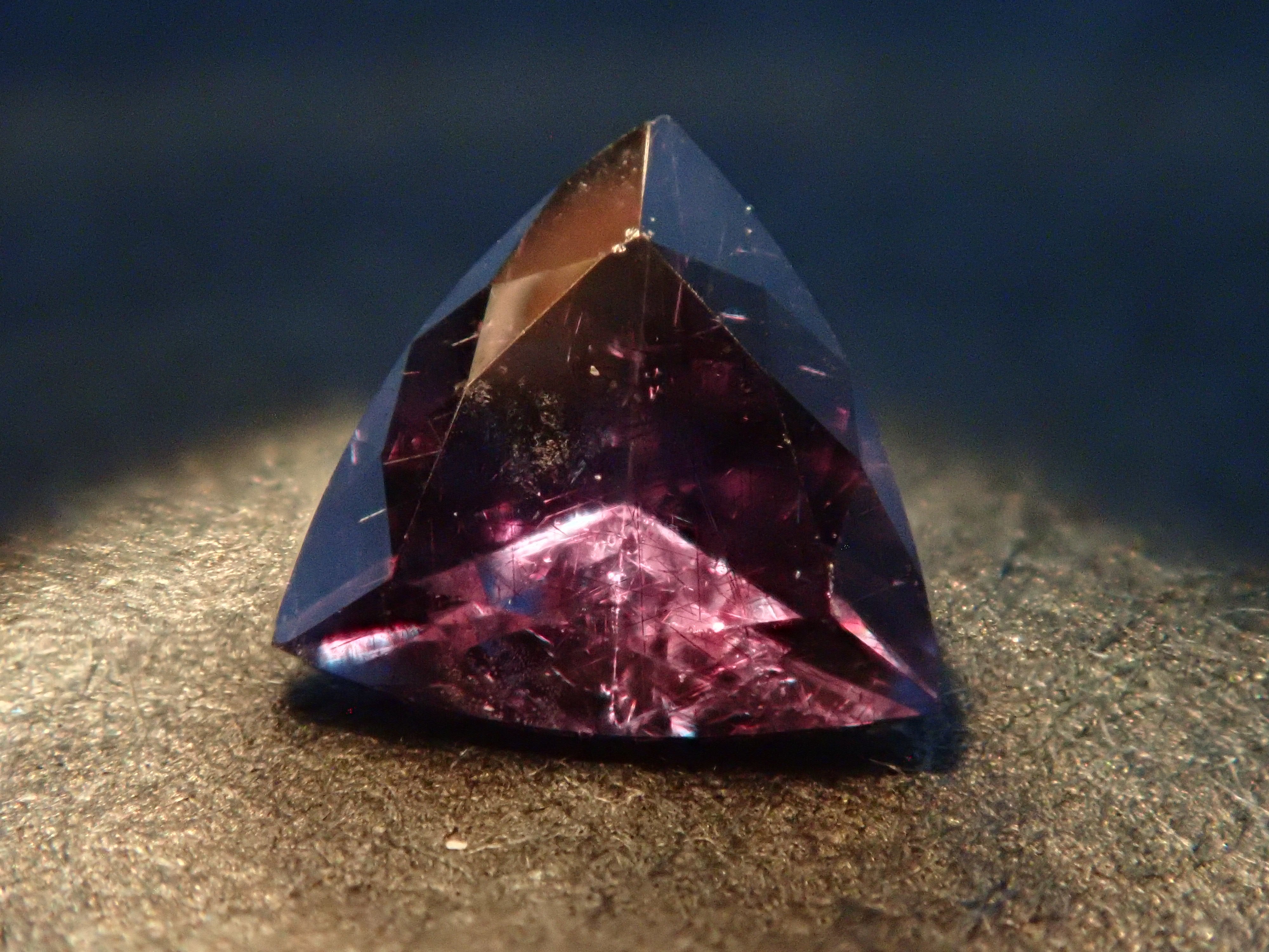 【12562764掲載】マダガスカル産ベキリーブルーガーネット(カラーチェンジガーネット) 0.221ctルース