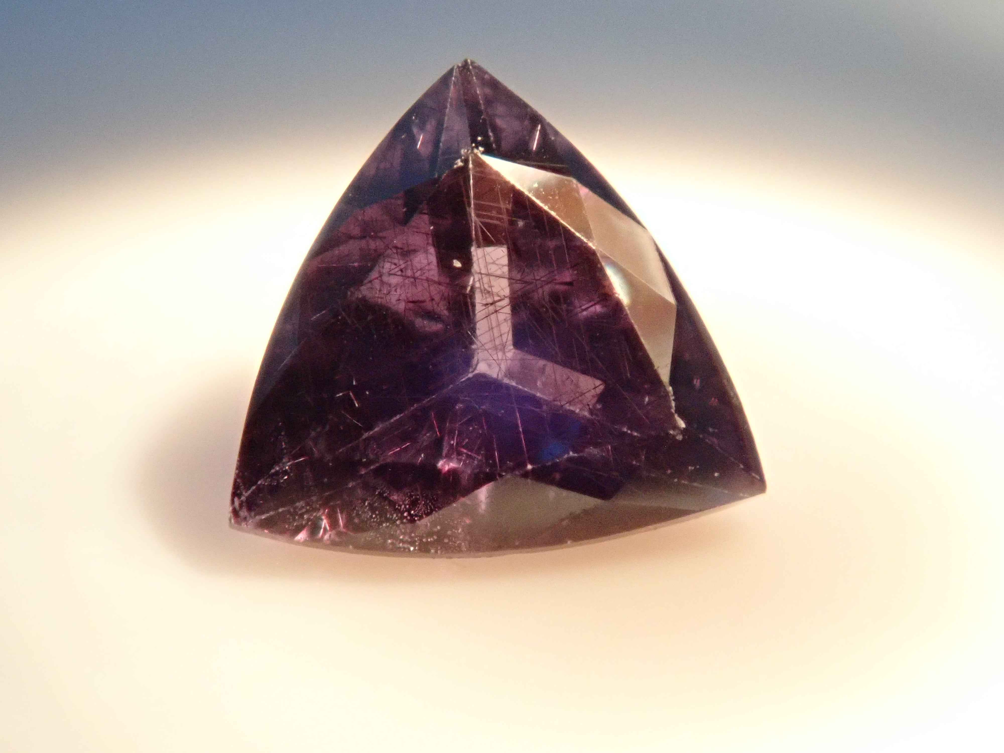 【12562764掲載】マダガスカル産ベキリーブルーガーネット(カラーチェンジガーネット) 0.221ctルース