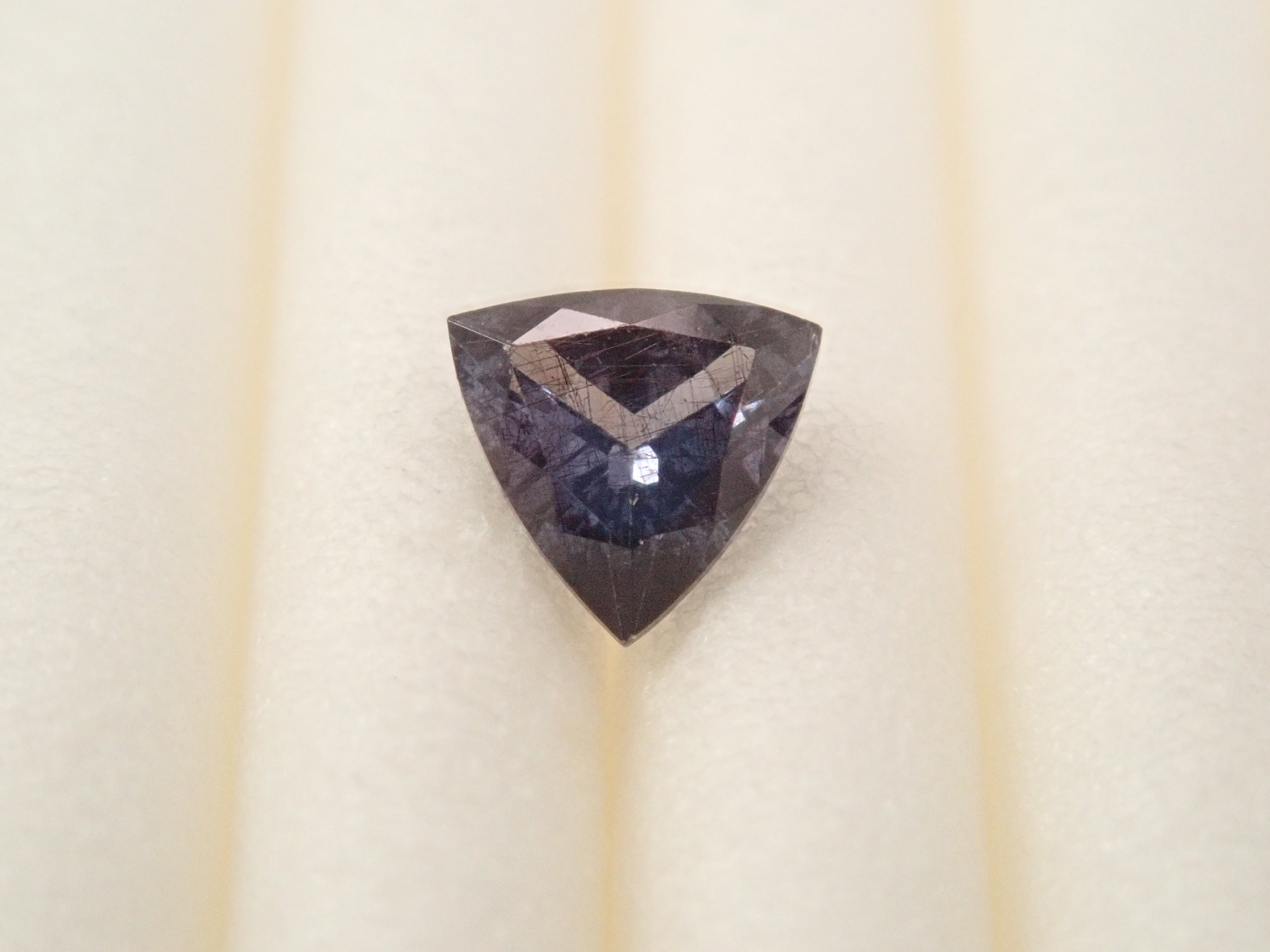 【12562764掲載】マダガスカル産ベキリーブルーガーネット(カラーチェンジガーネット) 0.221ctルース