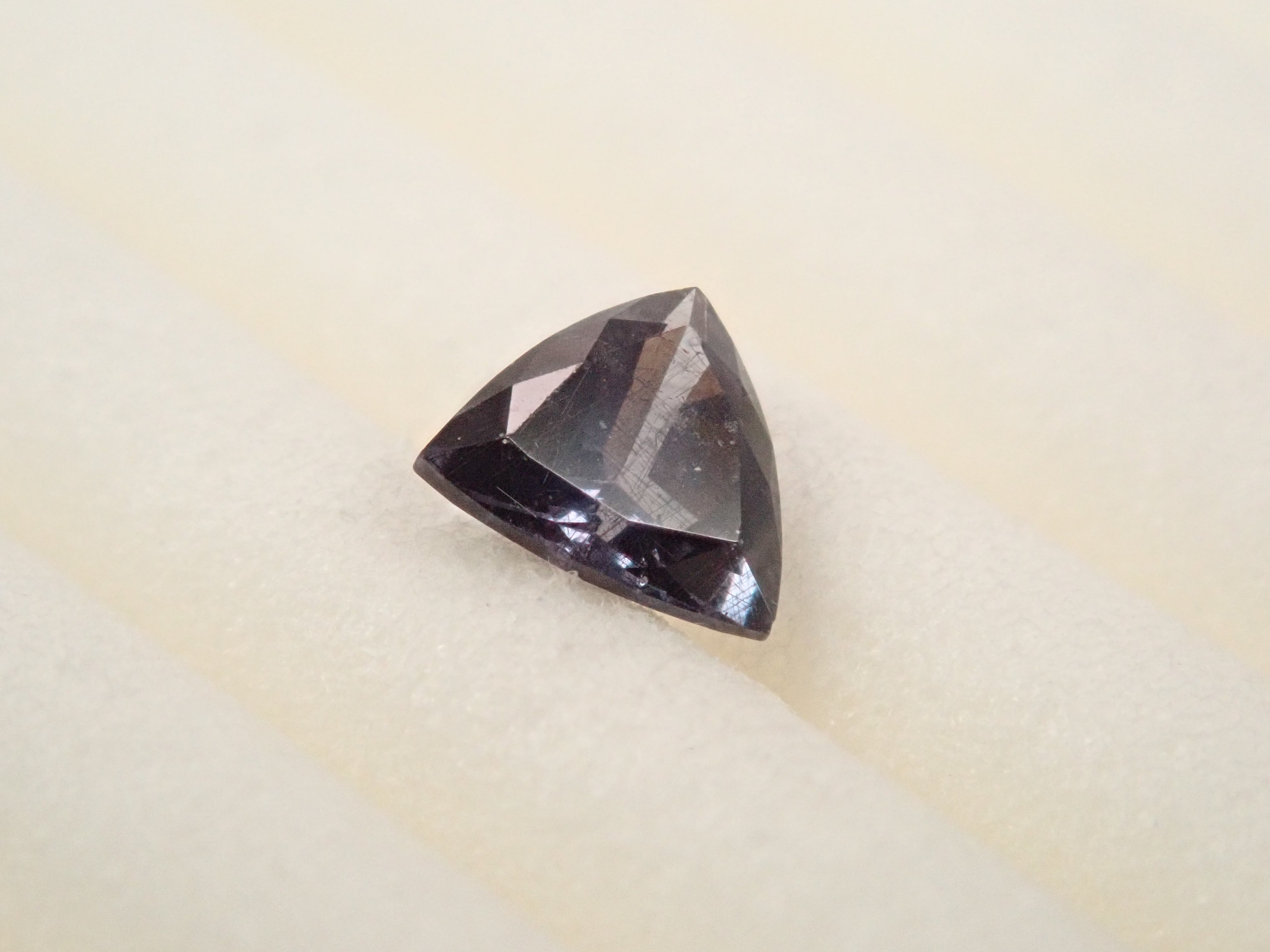 【12562764掲載】マダガスカル産ベキリーブルーガーネット(カラーチェンジガーネット) 0.221ctルース