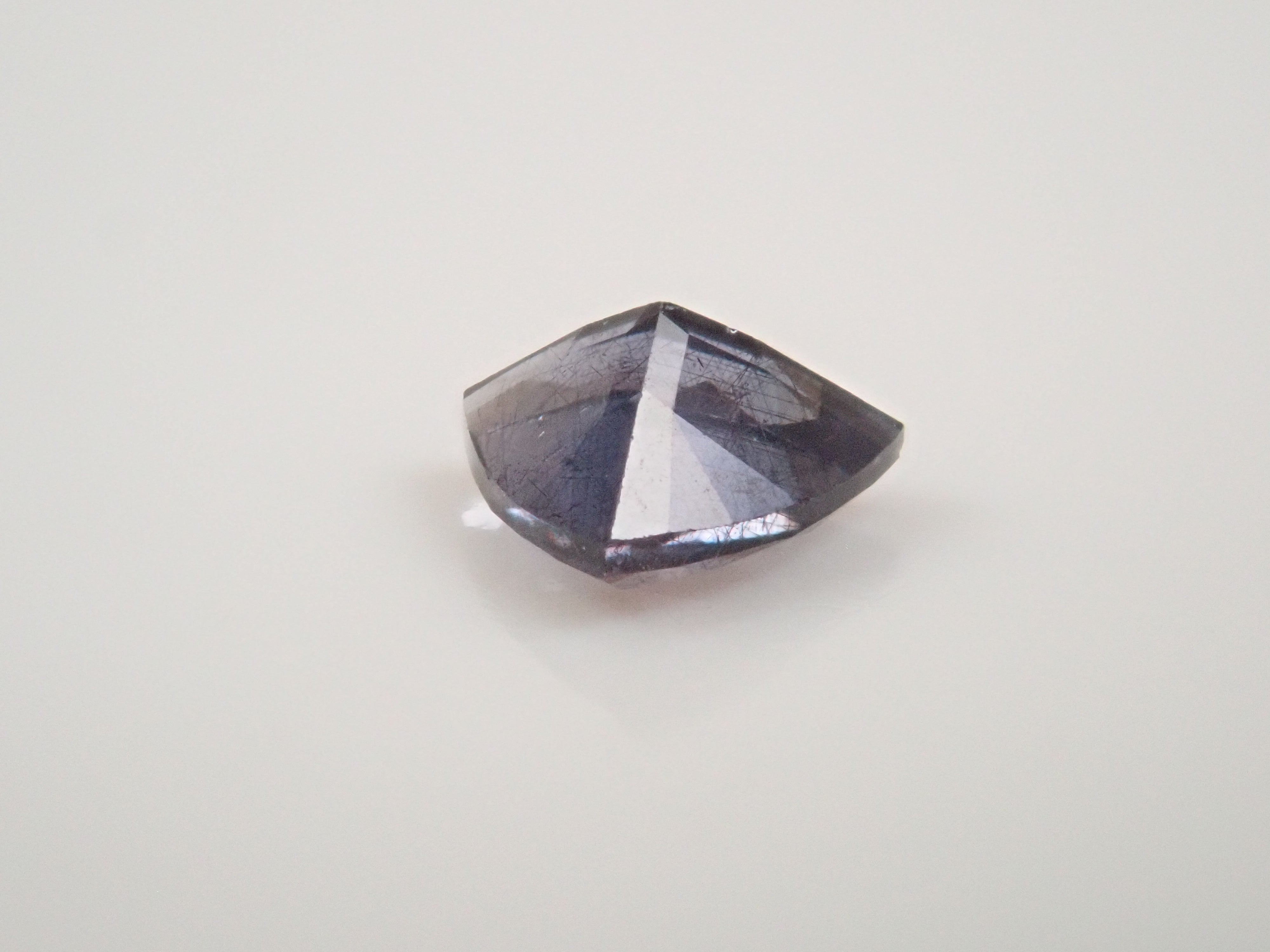 【12562764掲載】マダガスカル産ベキリーブルーガーネット(カラーチェンジガーネット) 0.221ctルース