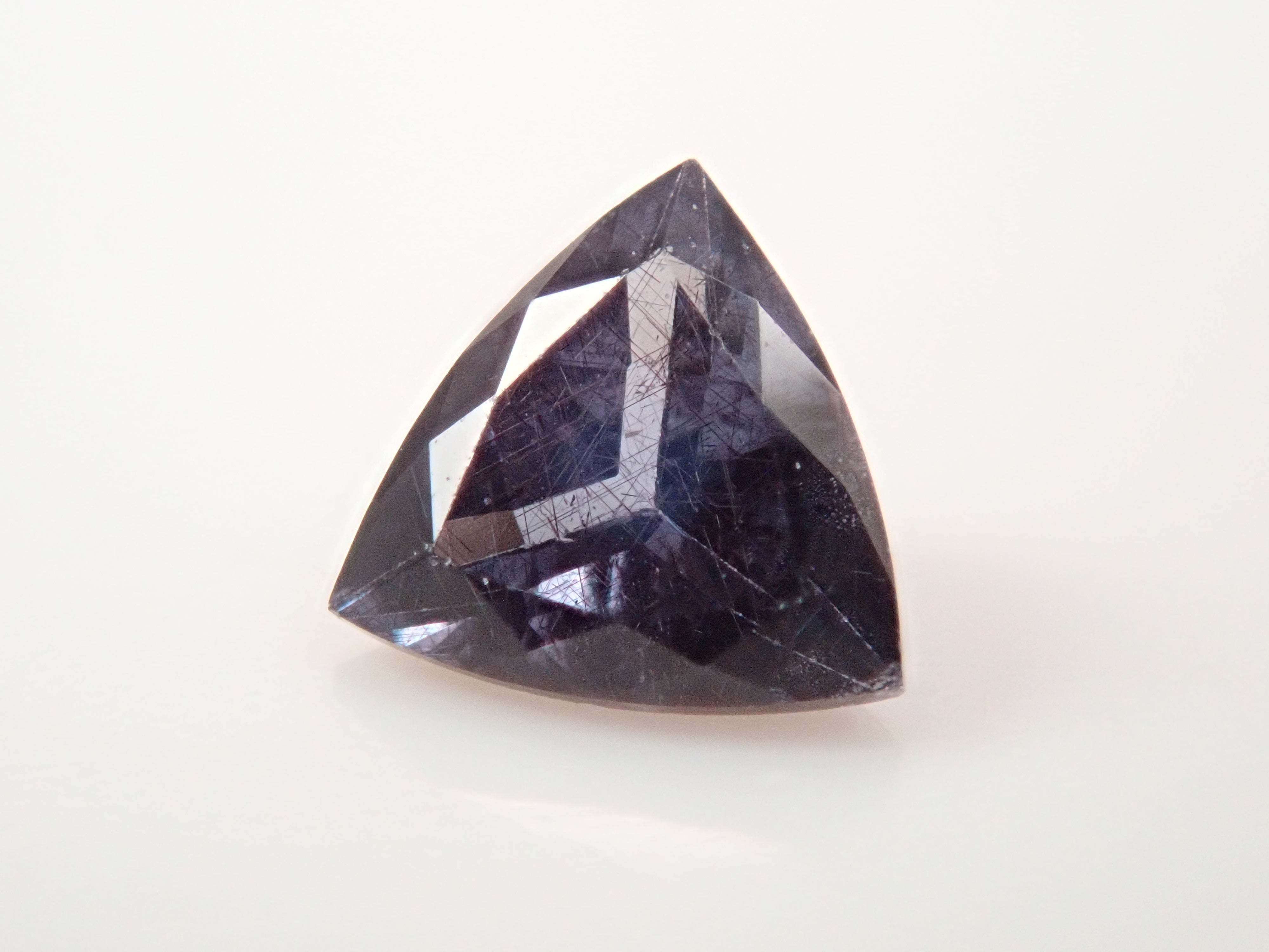 【12562764掲載】マダガスカル産ベキリーブルーガーネット(カラーチェンジガーネット) 0.221ctルース