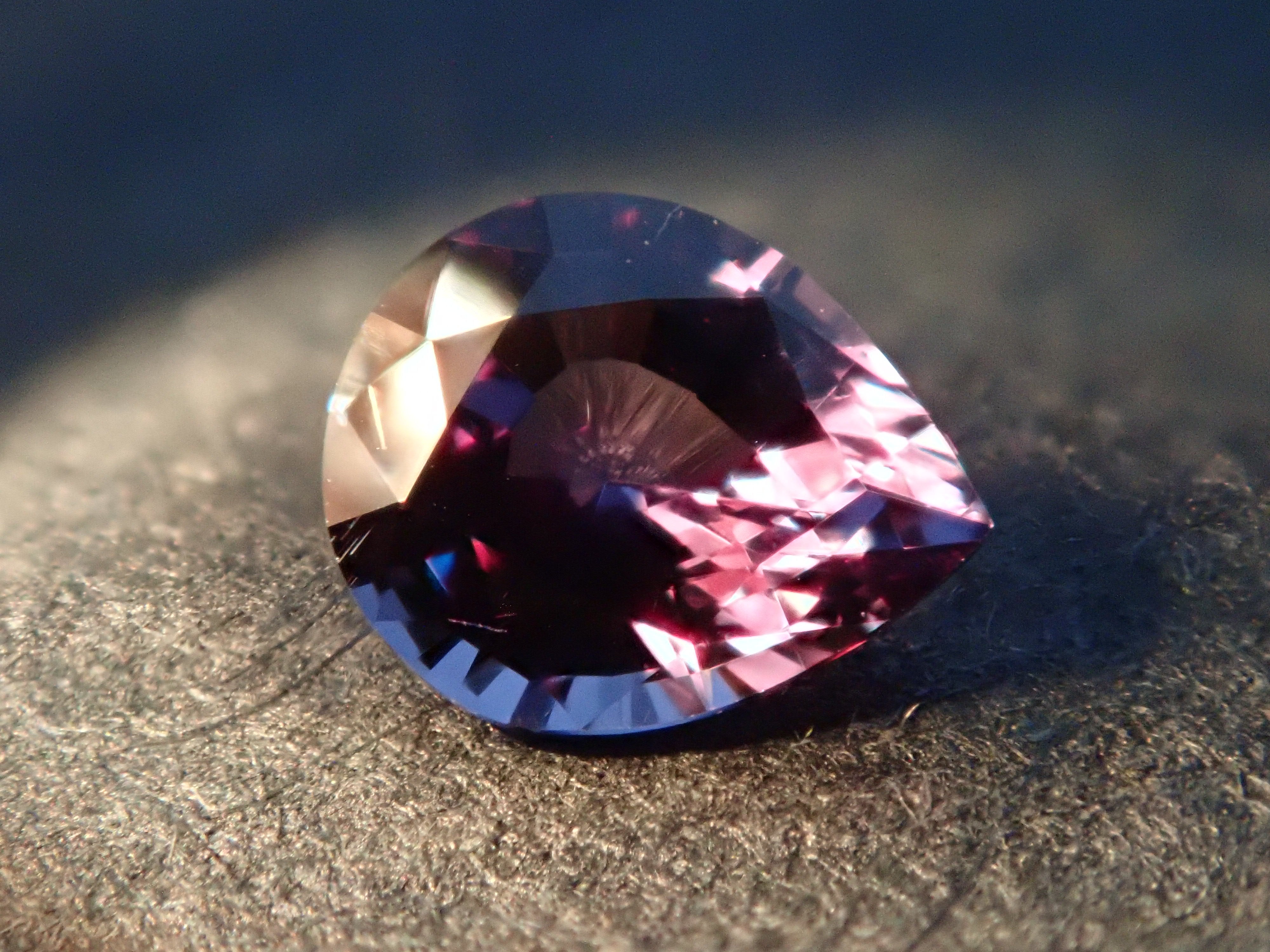 【12562766掲載】マダガスカル産ベキリーブルーガーネット(カラーチェンジガーネット) 0.230ctルース