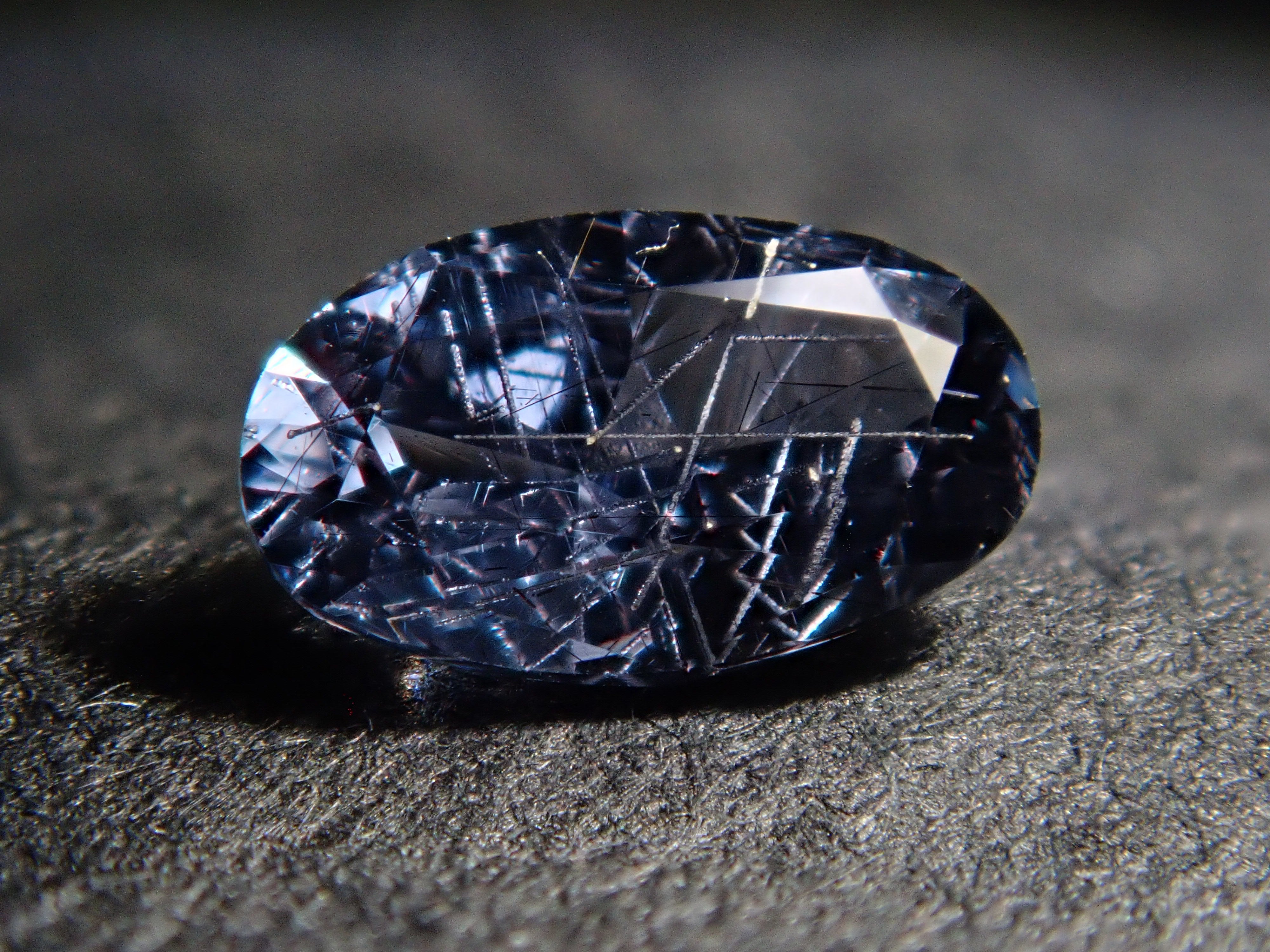 【12562767掲載】マダガスカル産ベキリーブルーガーネット(カラーチェンジガーネット) 0.257ctルース