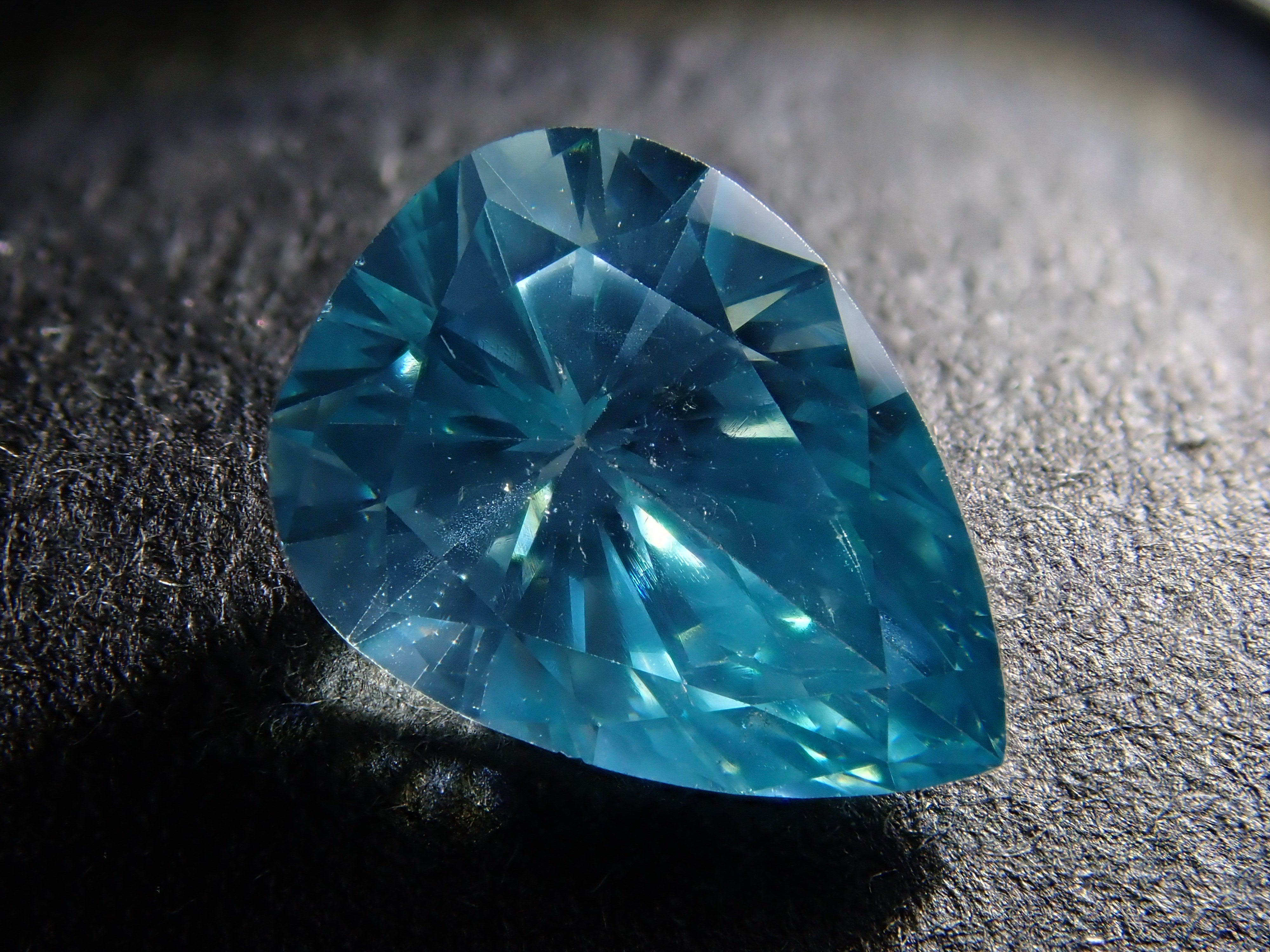 【32501905掲載】ブルーダイヤモンド(トリートメント) 0.801ctルース(FANCY INTENSE GREEN BLUE, SI-2)