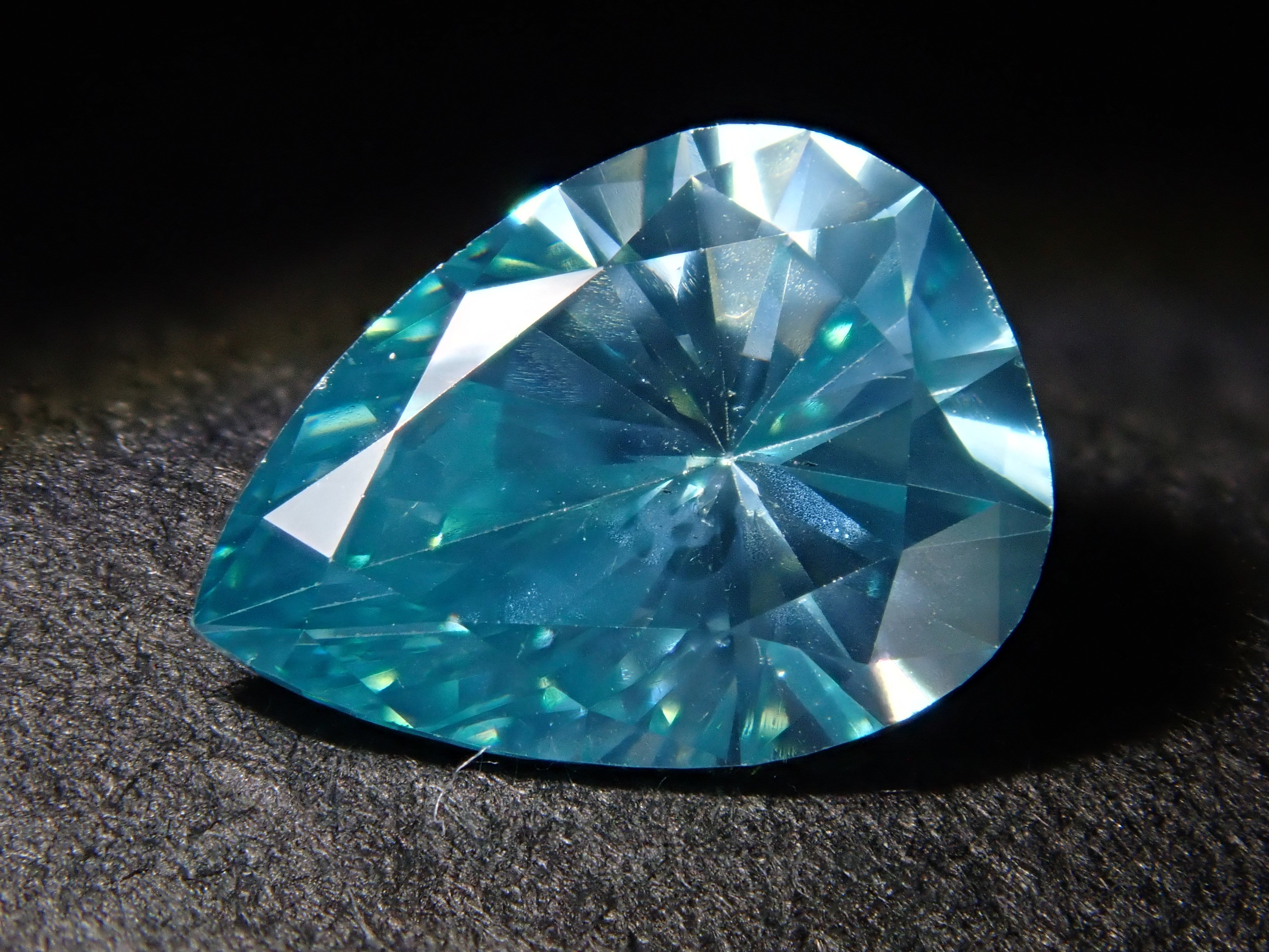 【32501905掲載】ブルーダイヤモンド(トリートメント) 0.801ctルース(FANCY INTENSE GREEN BLUE, SI-2)