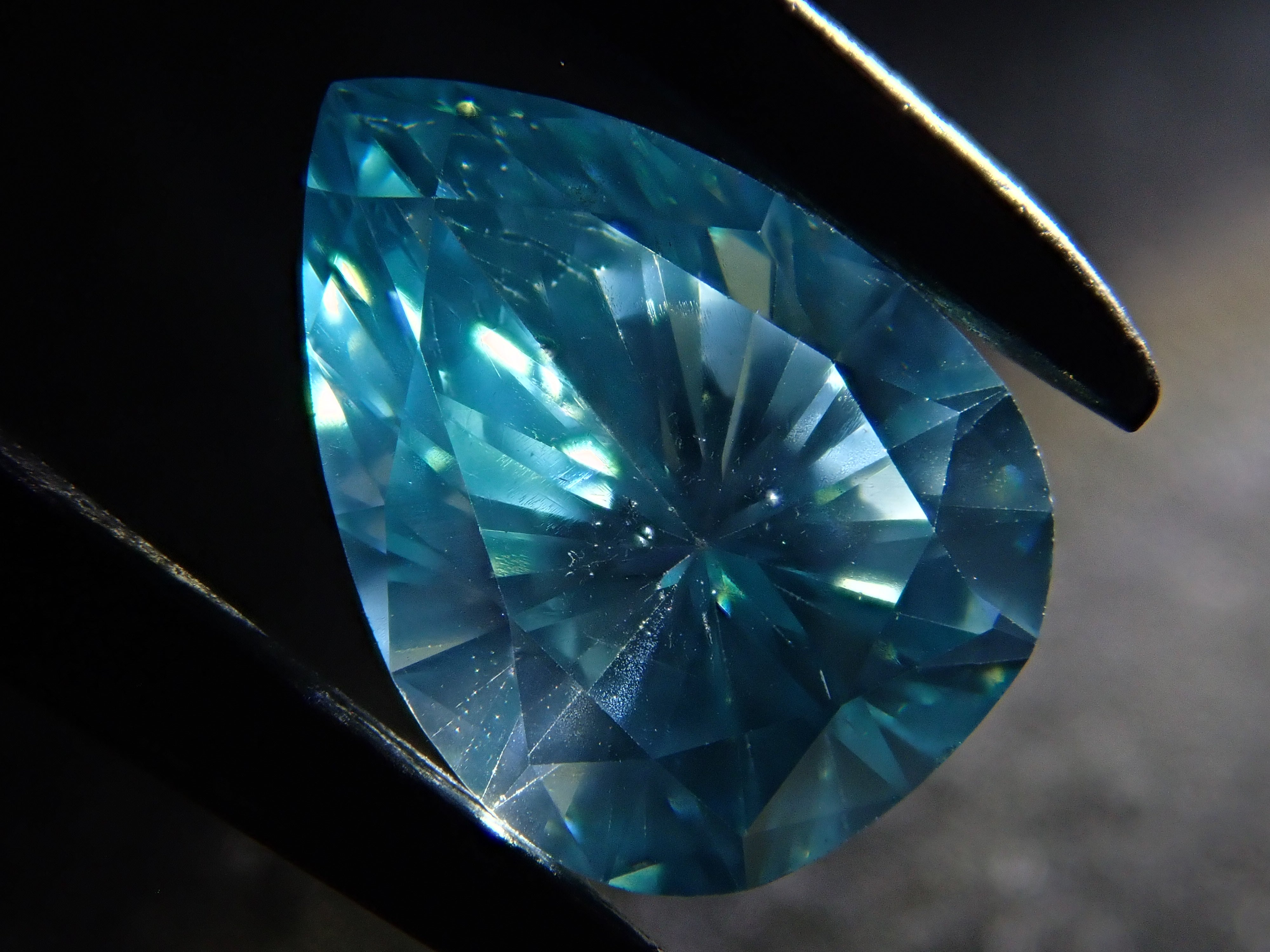 【32501905掲載】ブルーダイヤモンド(トリートメント) 0.801ctルース(FANCY INTENSE GREEN BLUE, SI-2)