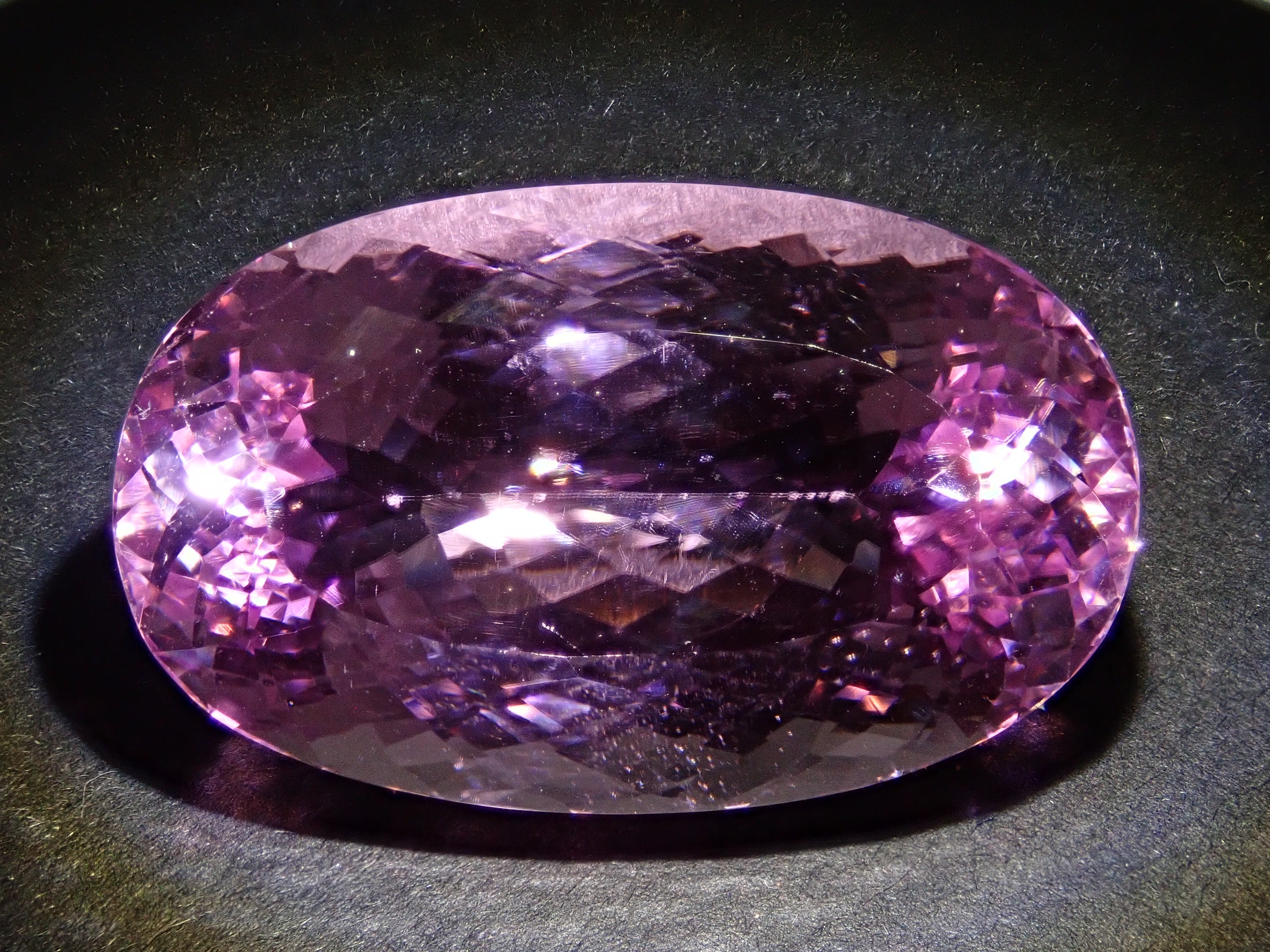 アフガニスタン産クンツァイト(ライラックピンク) 69.722ctルース