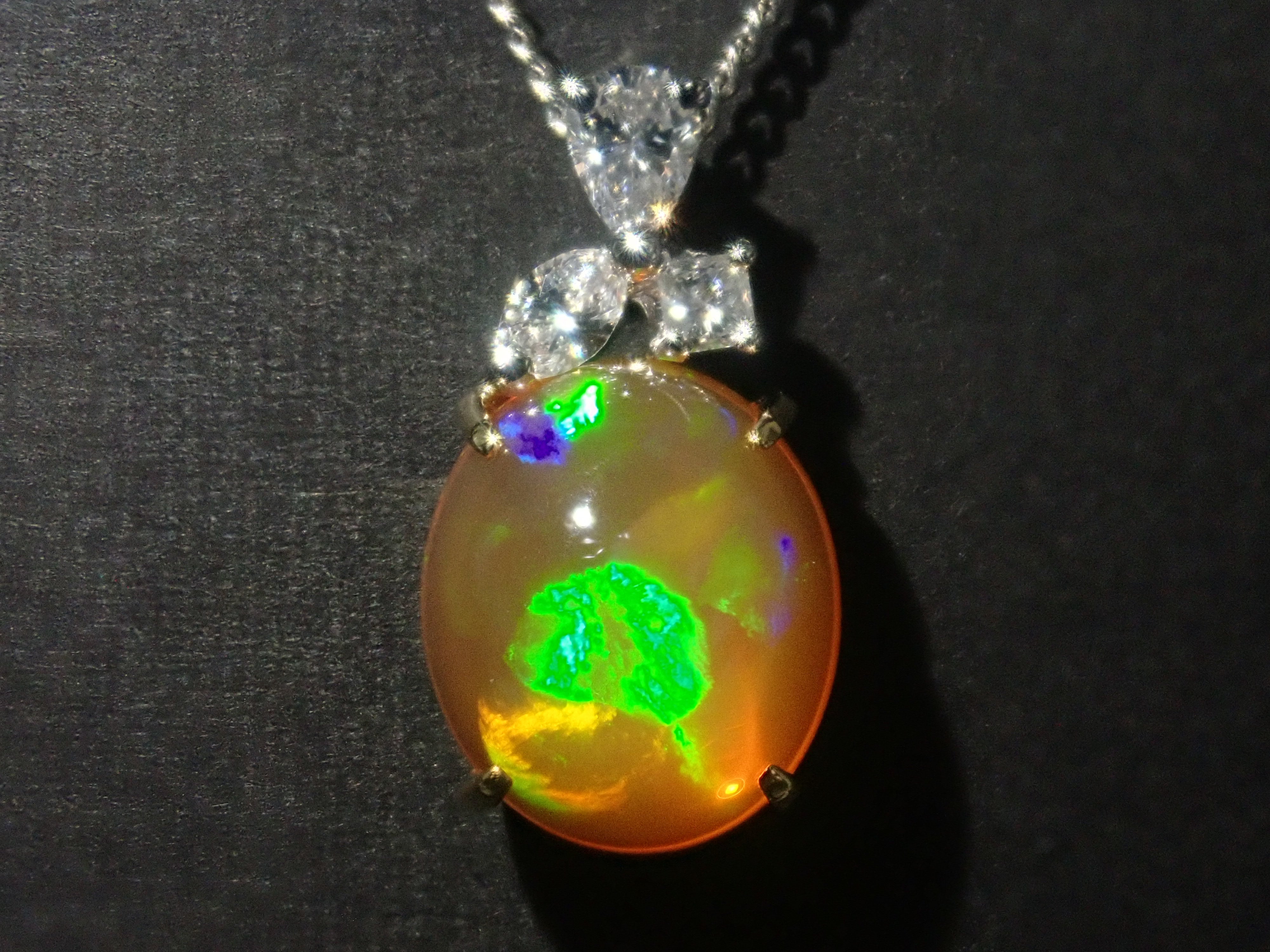 【22602569掲載】【カラフリ】Pt900/K18 合成オパール 3.25ct ペンダントトップ(ネックレストップ)