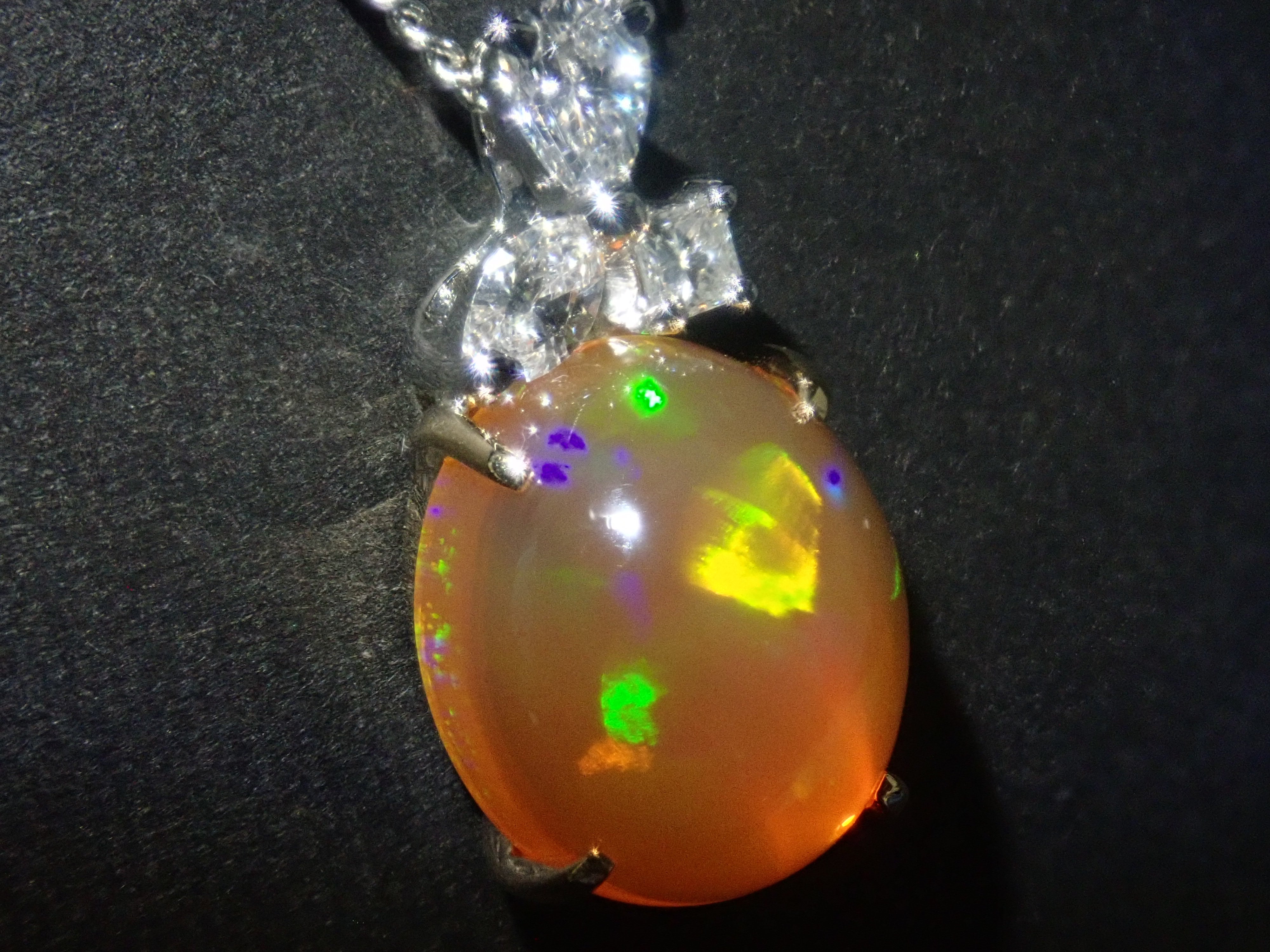 【22602569掲載】【カラフリ】Pt900/K18 合成オパール 3.25ct ペンダントトップ(ネックレストップ)