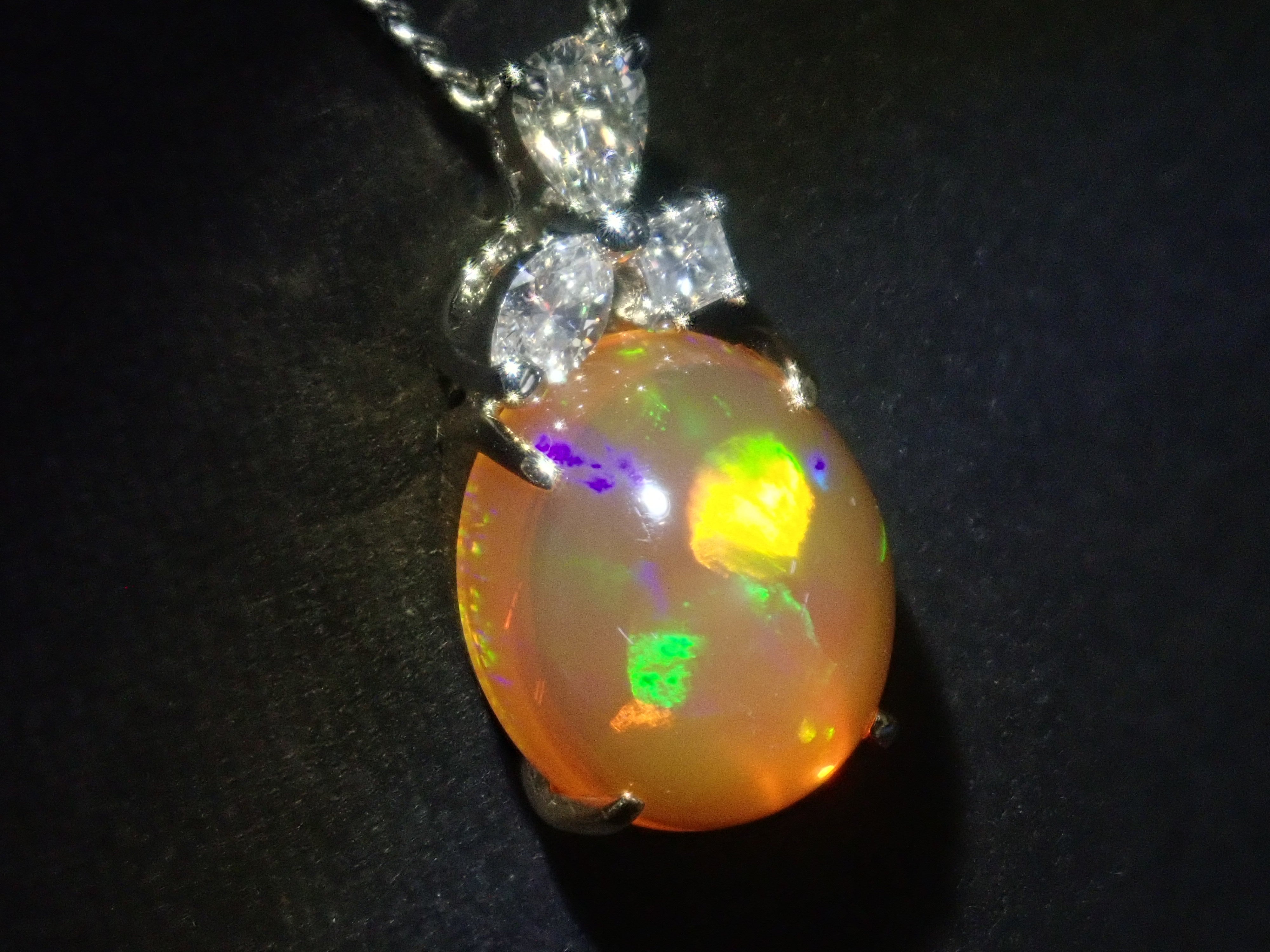 【22602569掲載】【カラフリ】Pt900/K18 合成オパール 3.25ct ペンダントトップ(ネックレストップ)