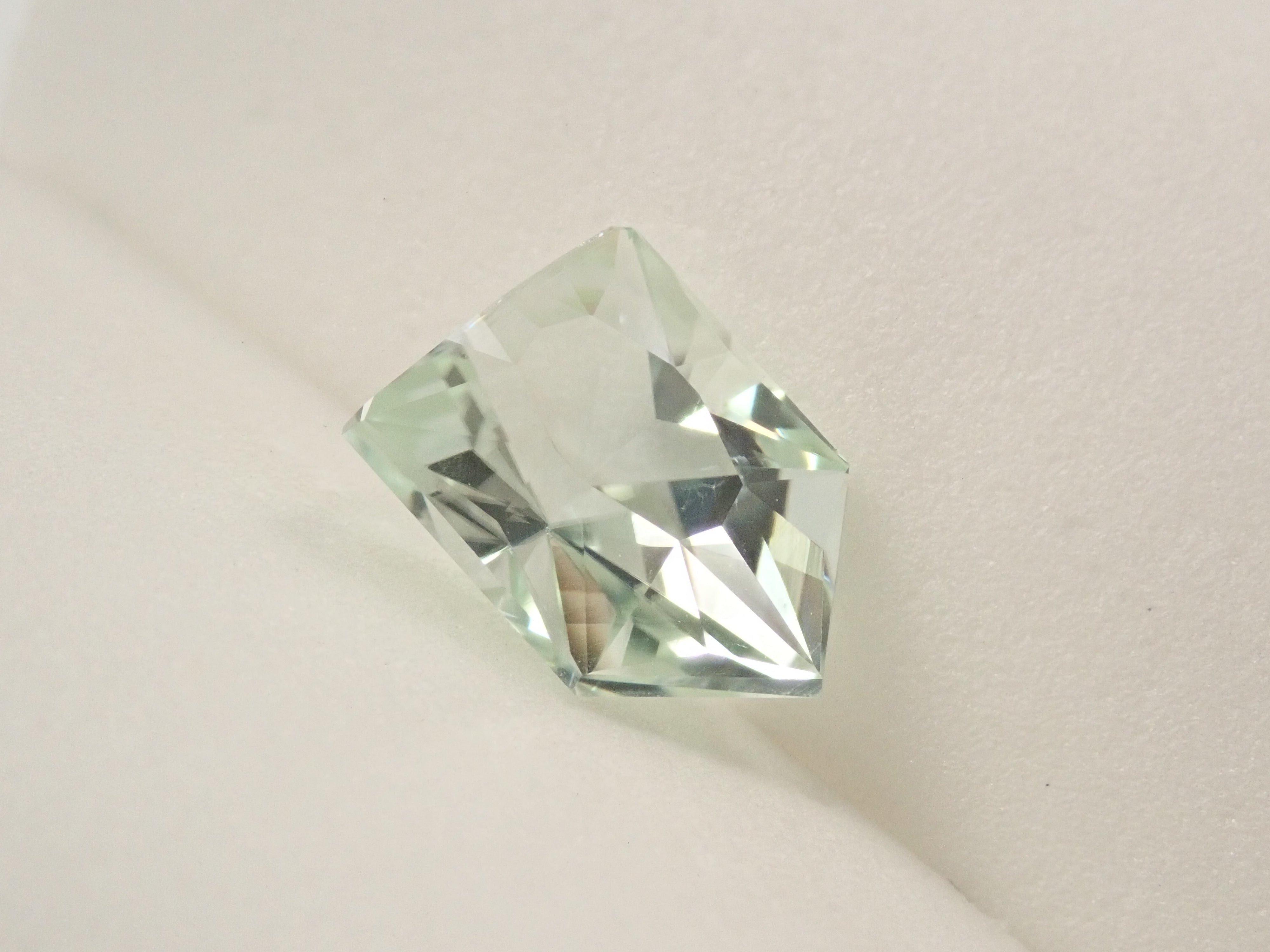 ブラジル産スポジュメン 3.200ctルース