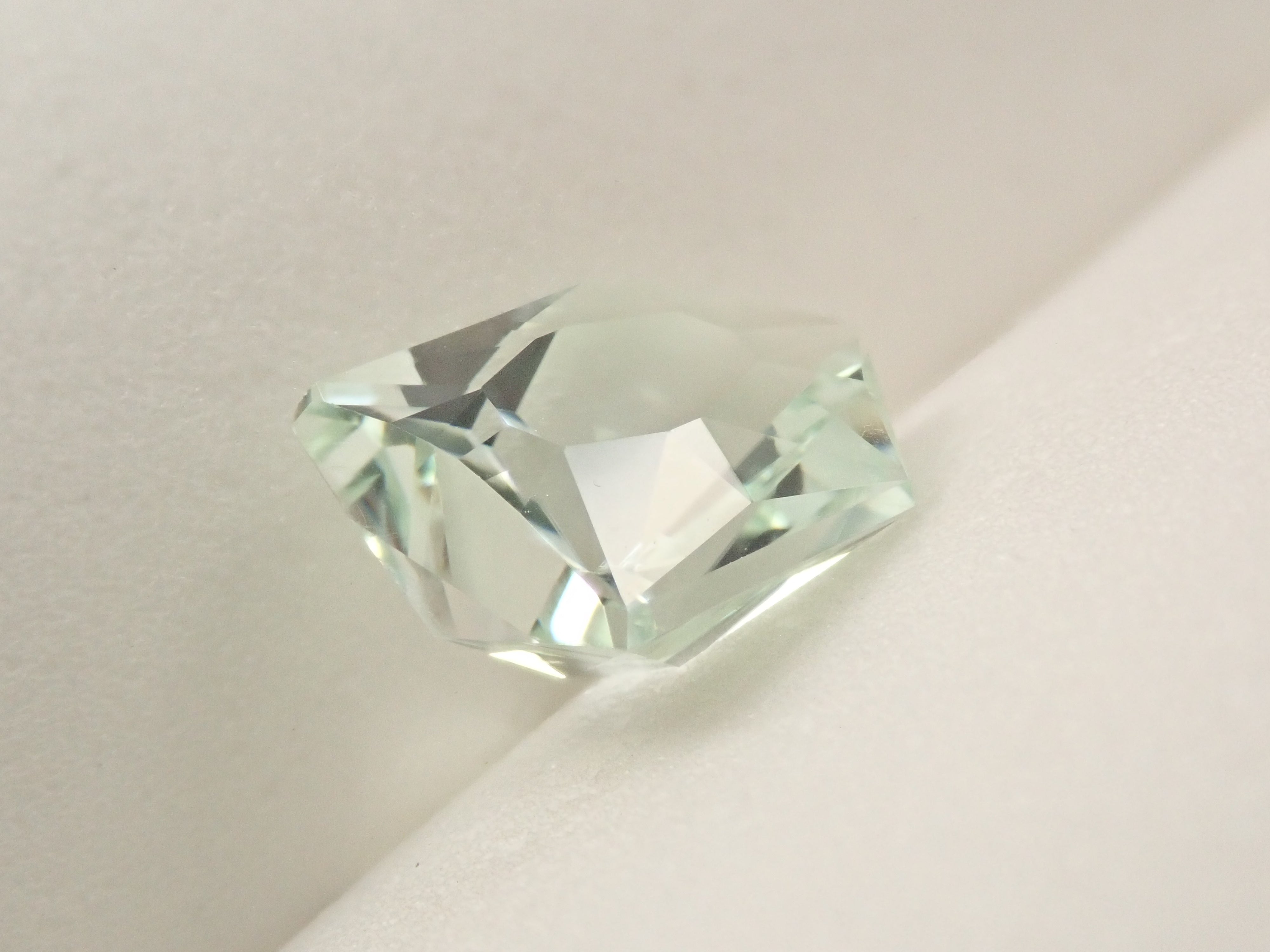 ブラジル産スポジュメン 3.200ctルース