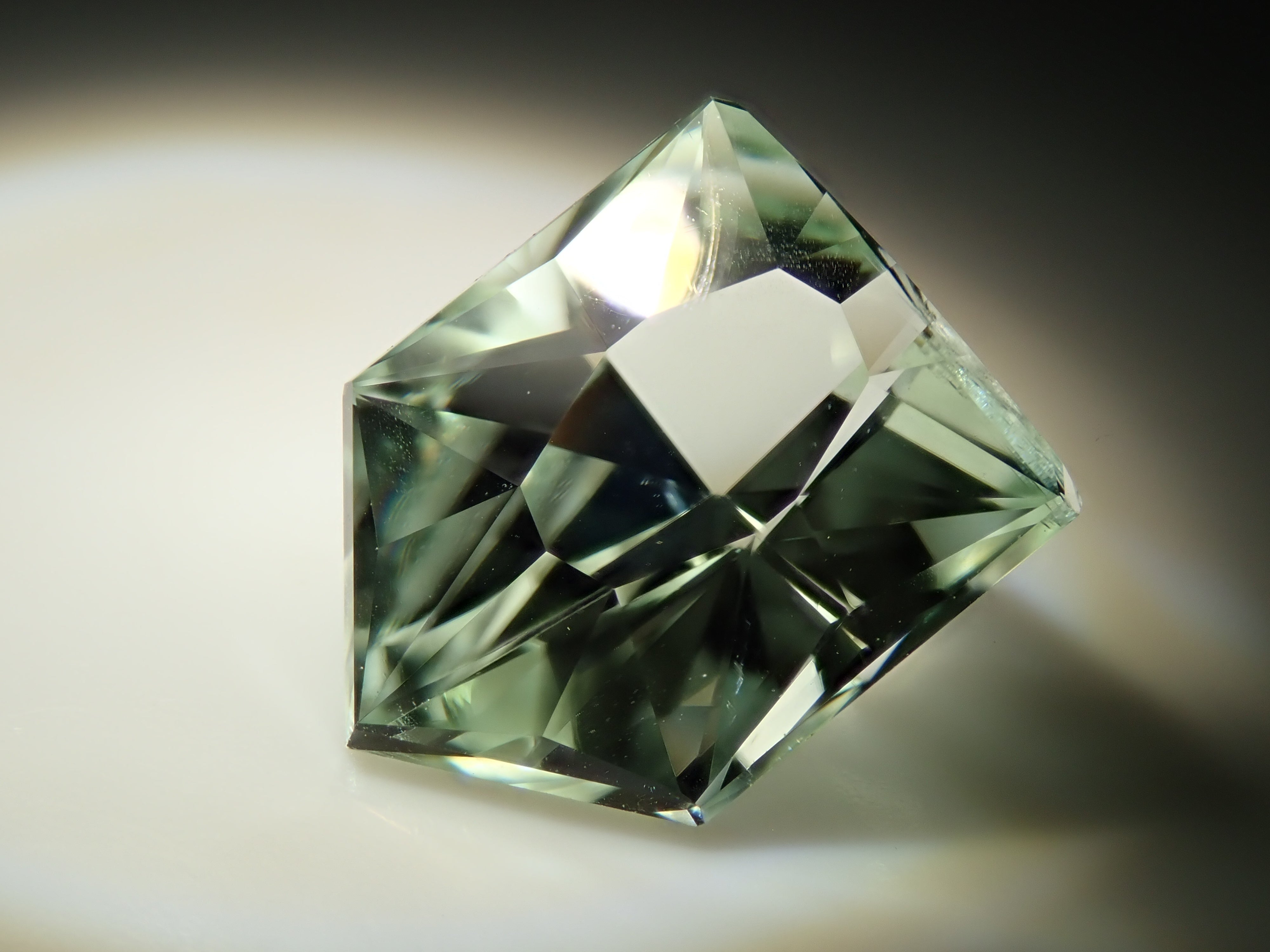 ブラジル産スポジュメン 3.200ctルース