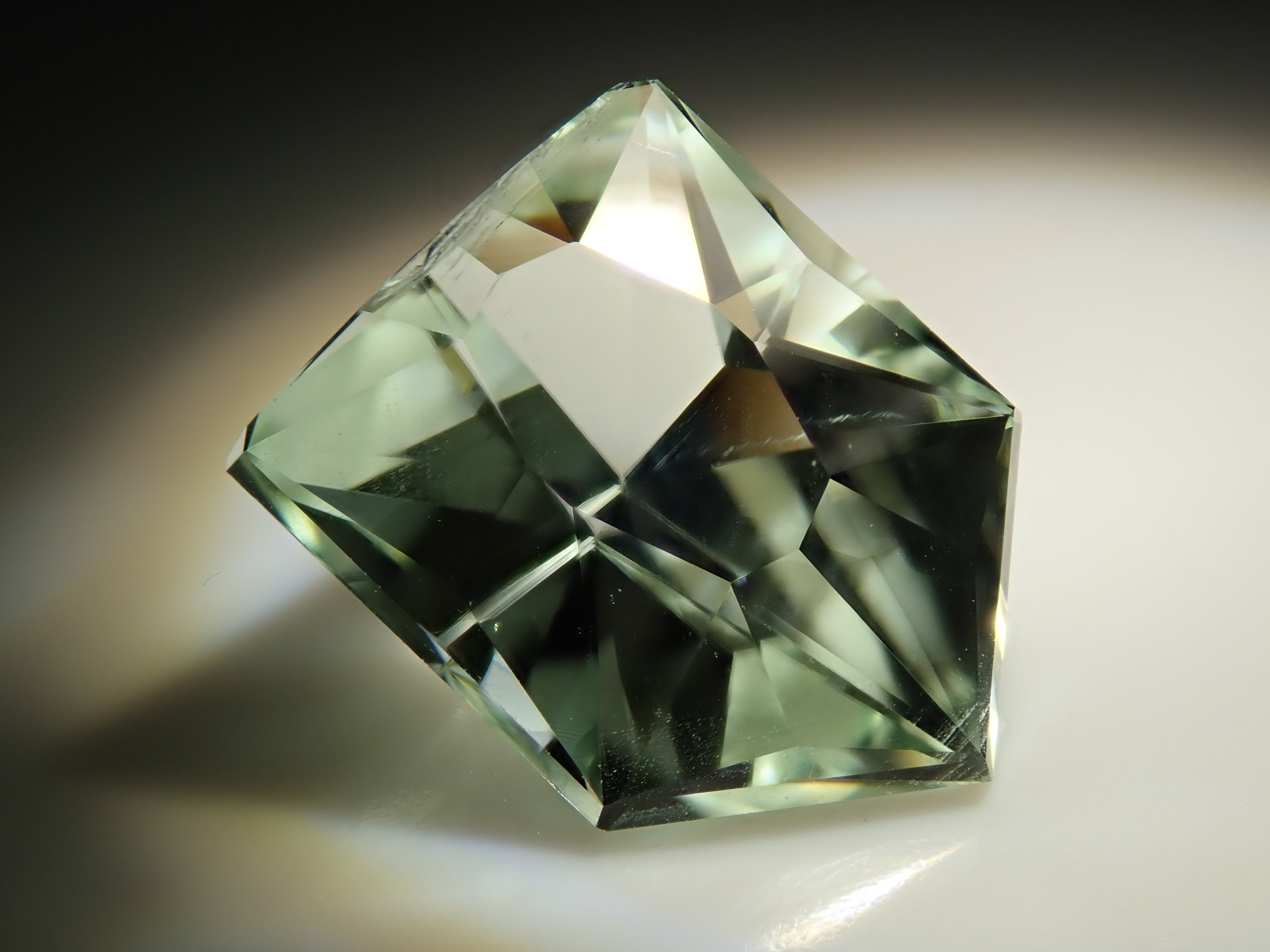 ブラジル産スポジュメン 3.200ctルース