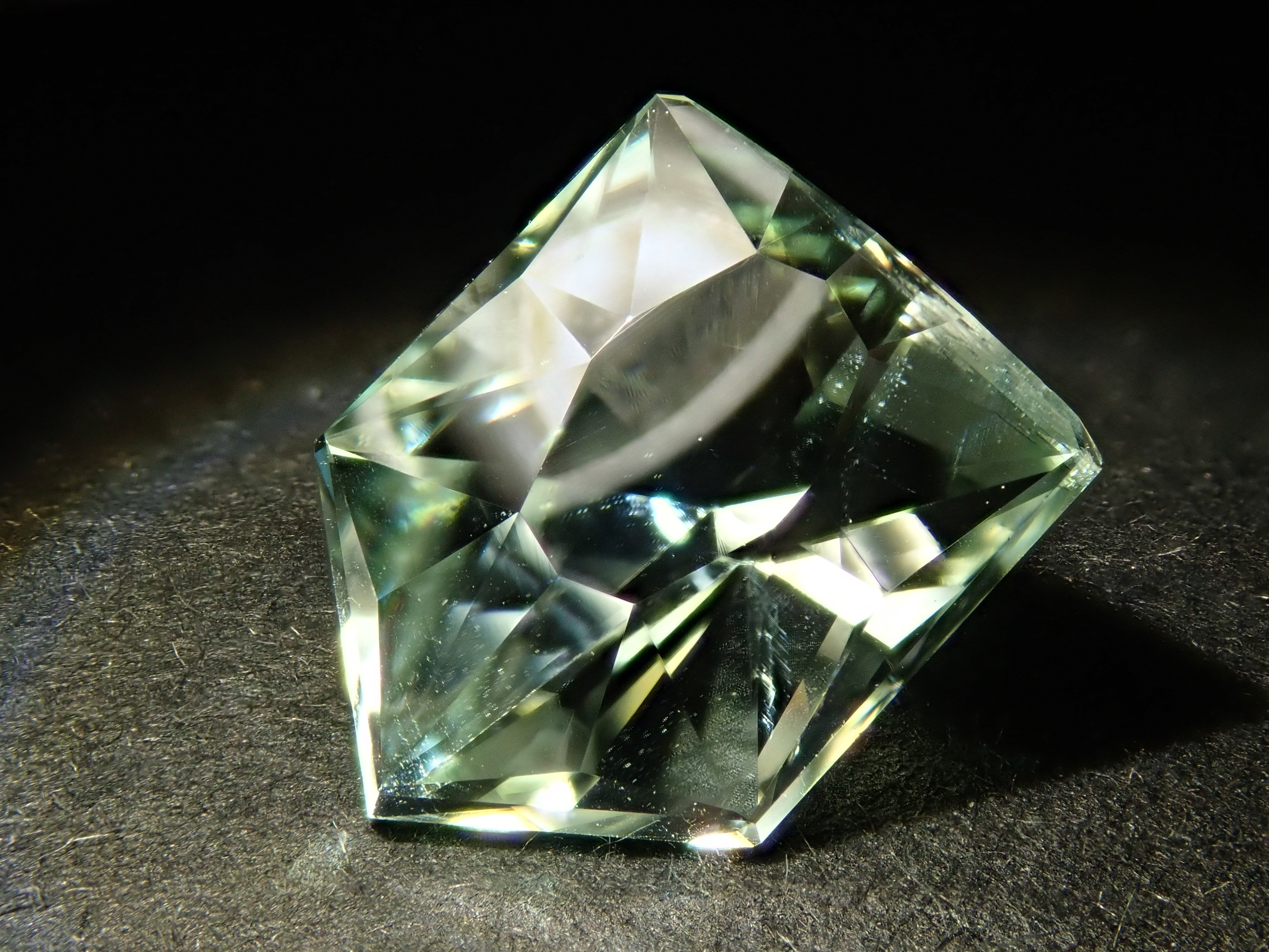 ブラジル産スポジュメン 3.200ctルース