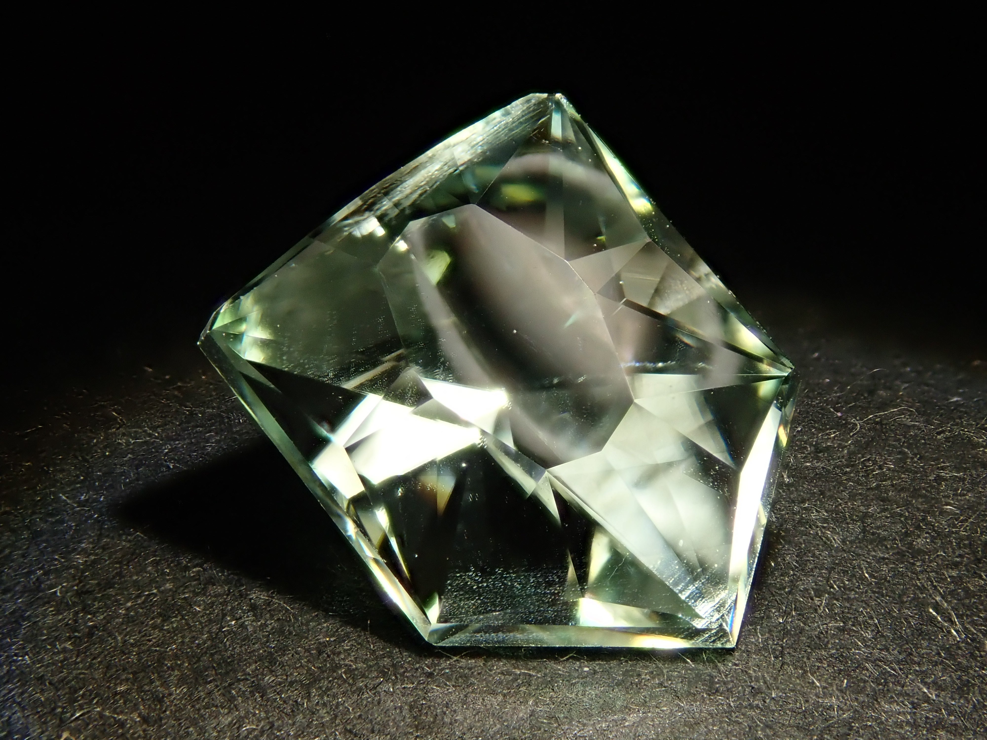 ブラジル産スポジュメン 3.200ctルース