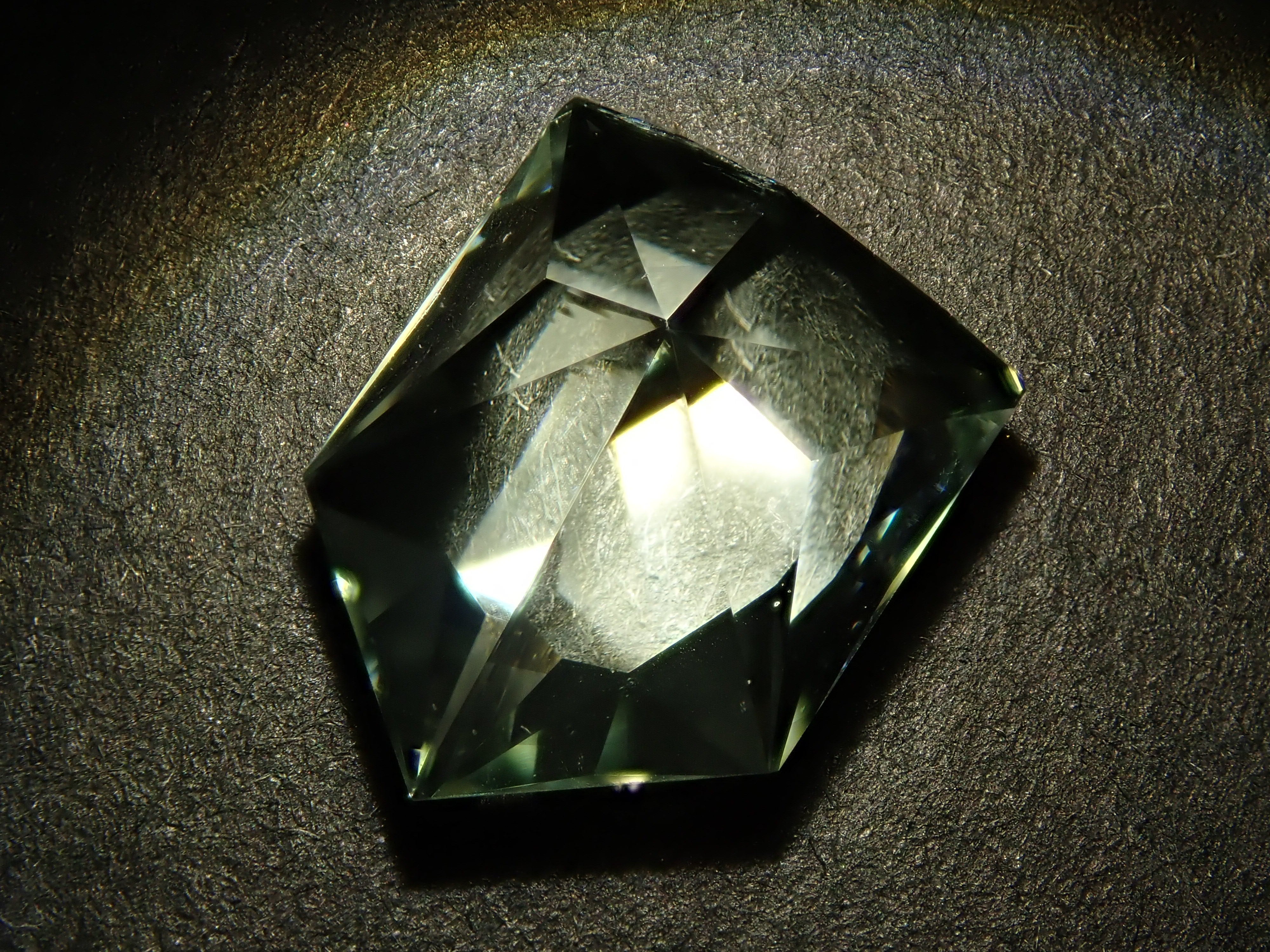 ブラジル産スポジュメン 3.200ctルース