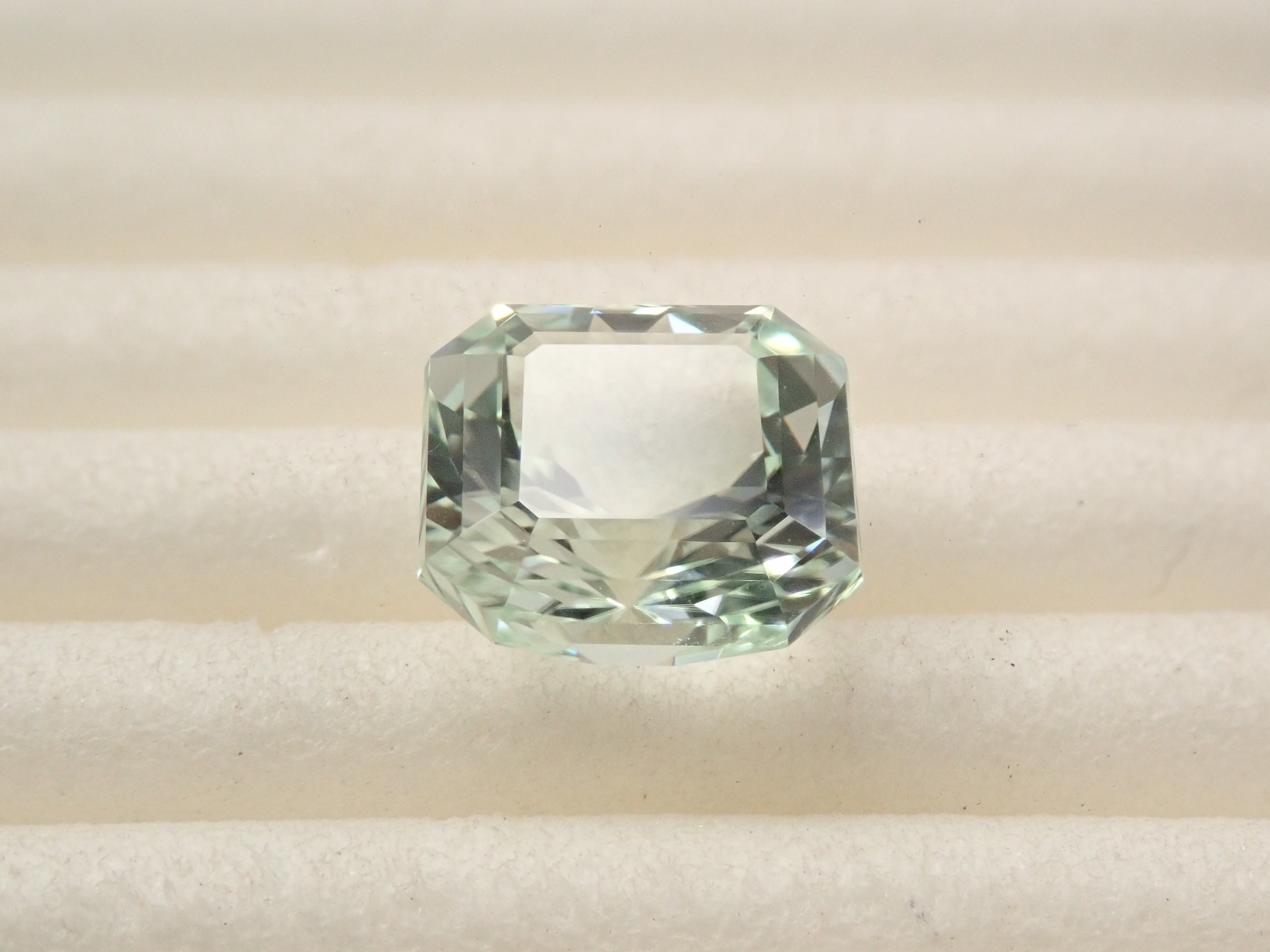 ブラジル産グリーン・スポジュメン 1.943ctルース