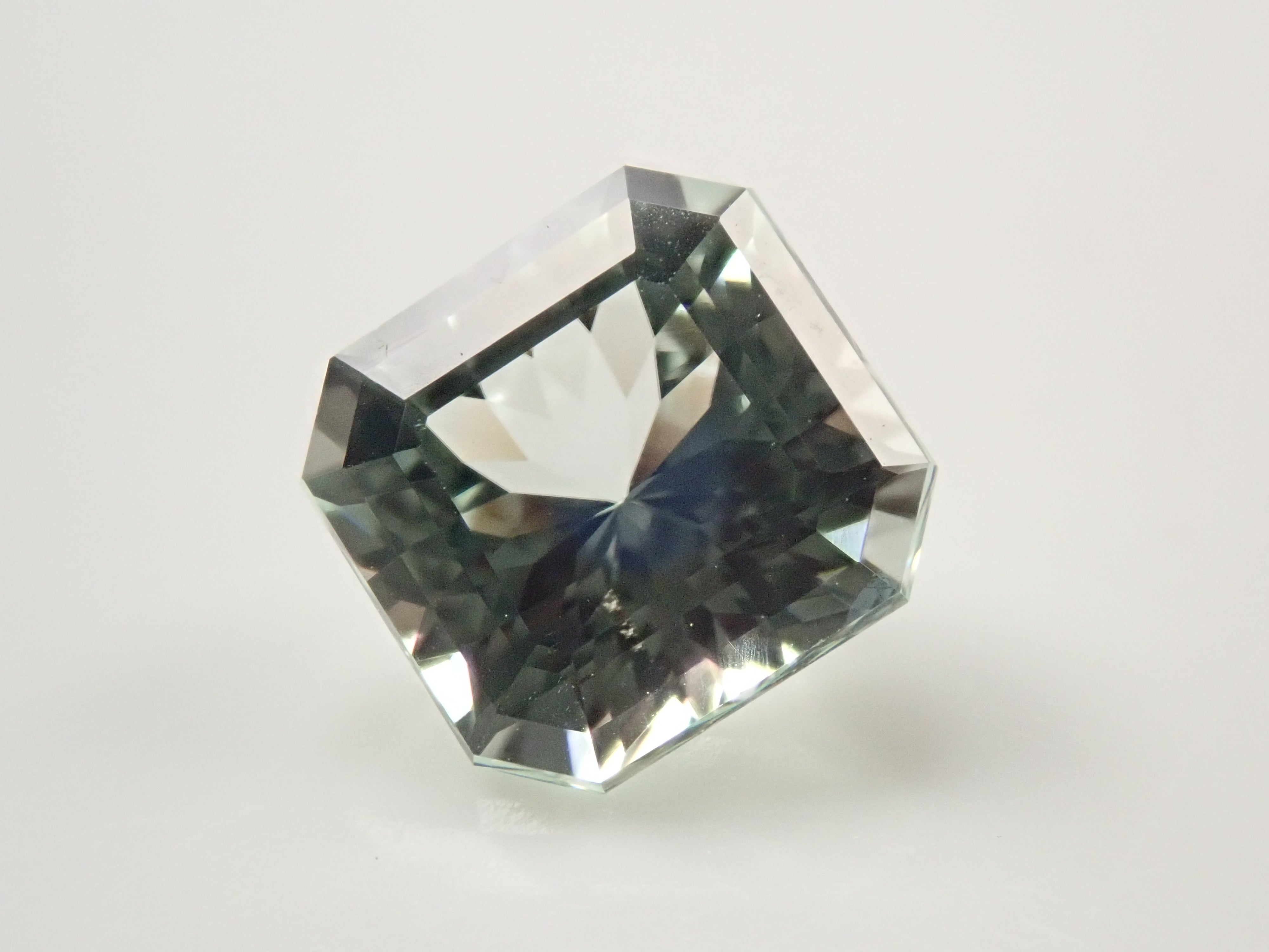 ブラジル産グリーン・スポジュメン 1.943ctルース