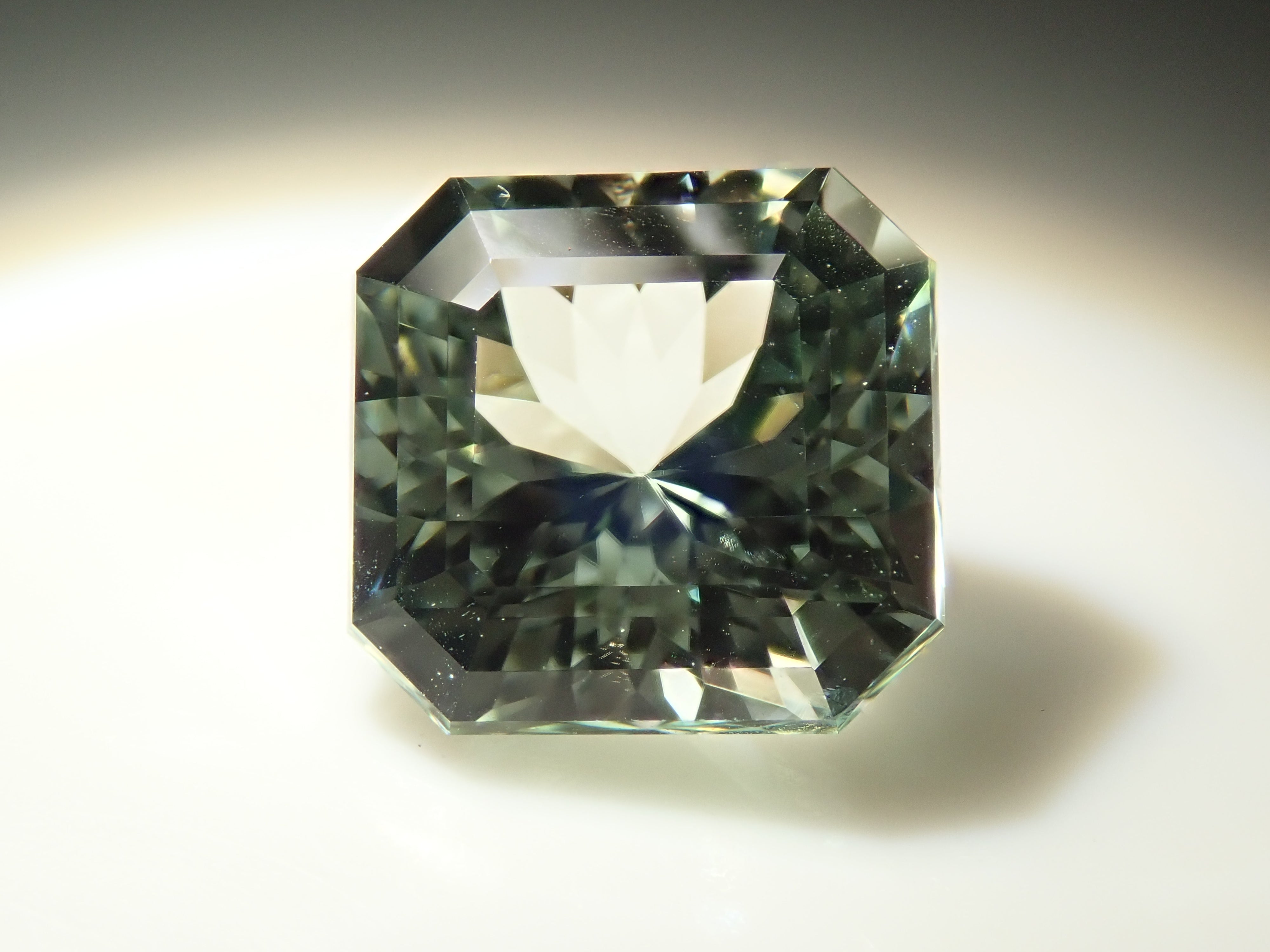 ブラジル産グリーン・スポジュメン 1.943ctルース