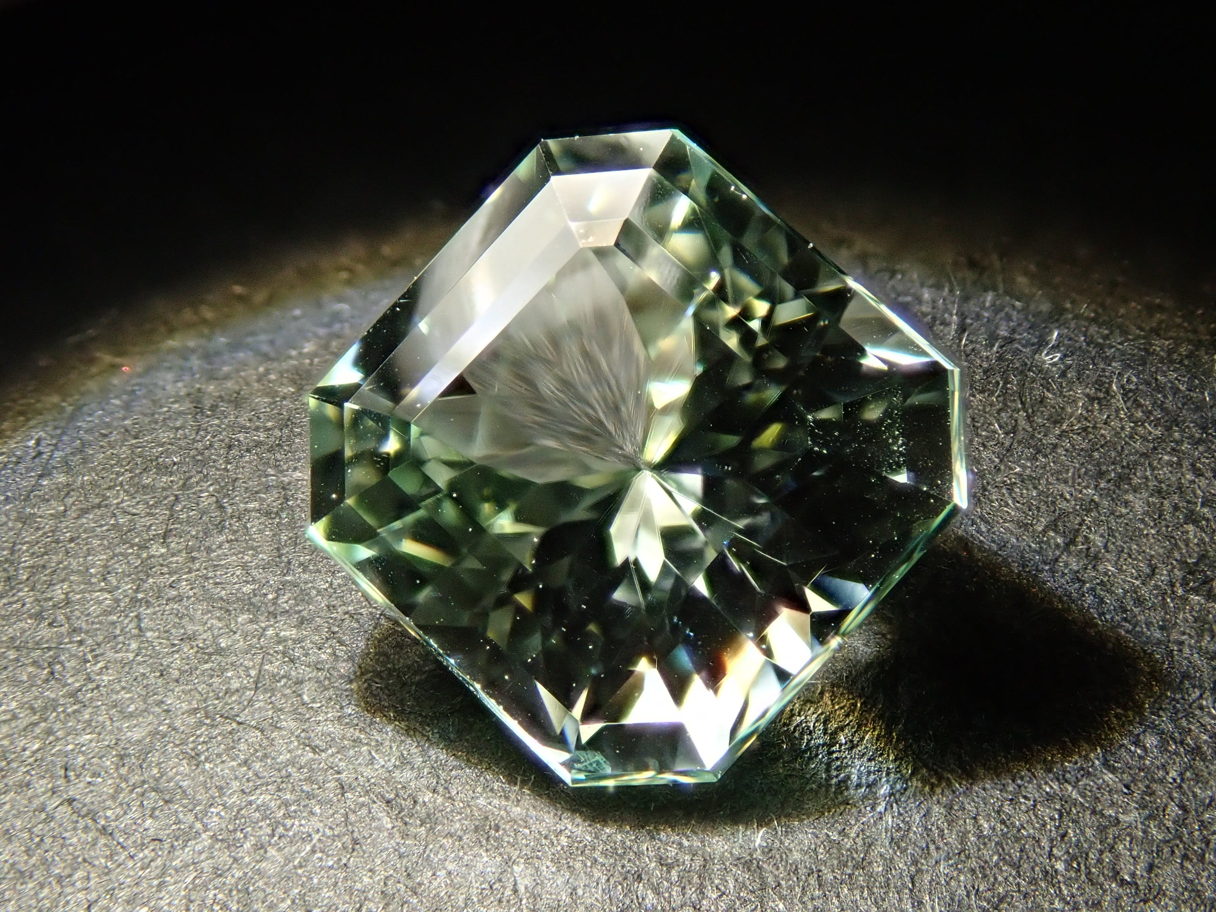 ブラジル産グリーン・スポジュメン 1.943ctルース