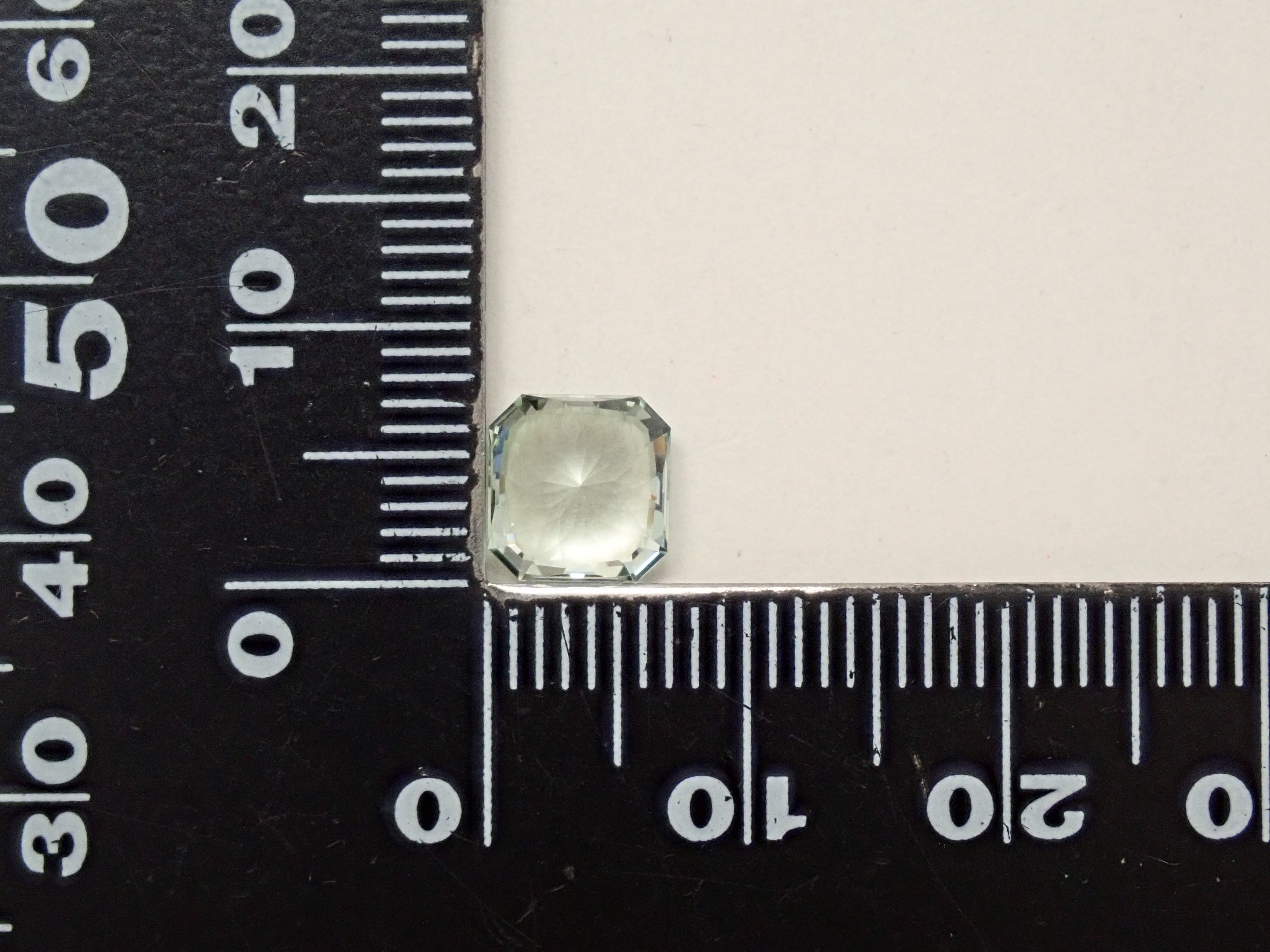 ブラジル産グリーン・スポジュメン 1.943ctルース