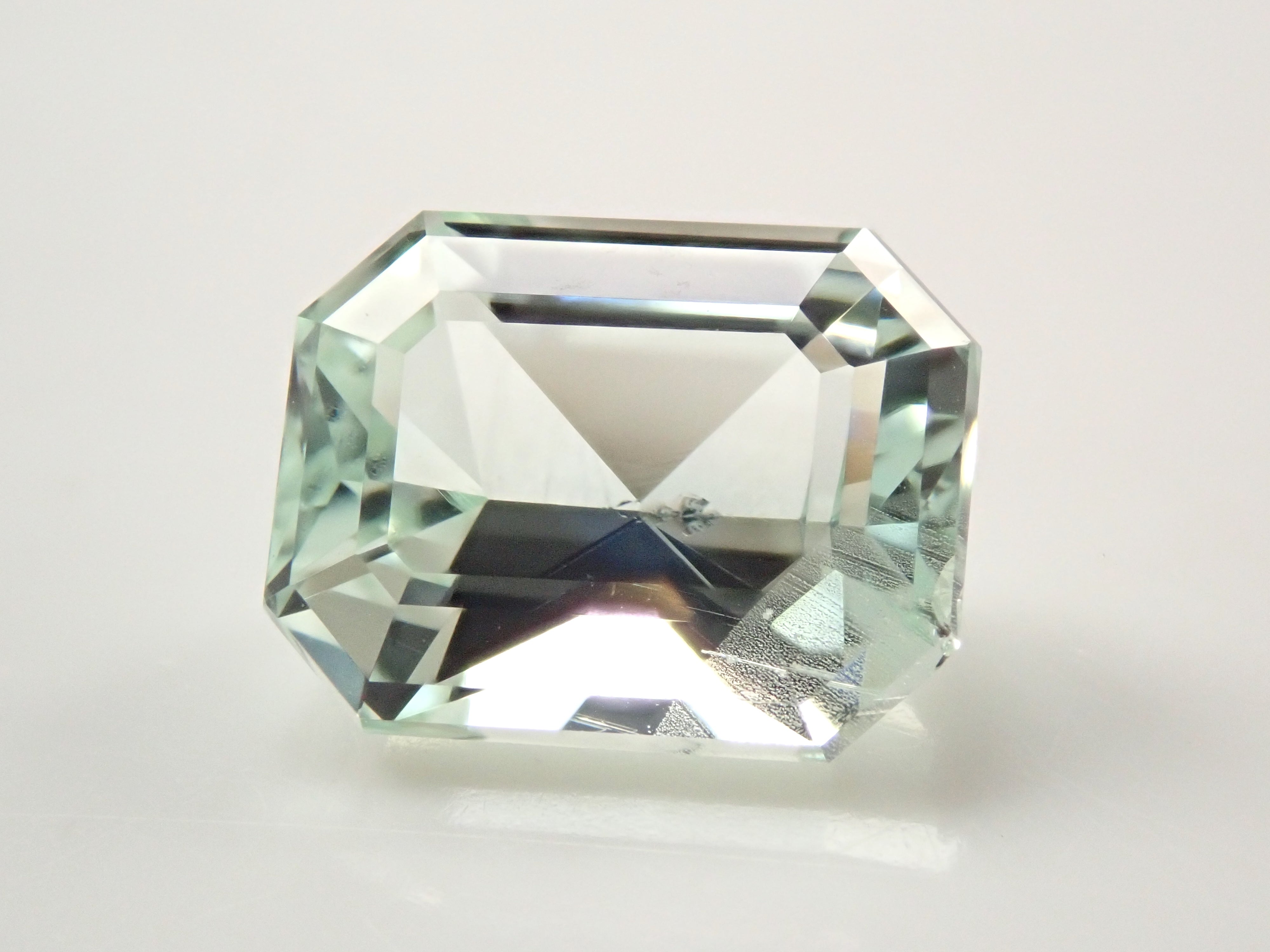 ブラジル産グリーン・スポジュメン 2.619ctルース