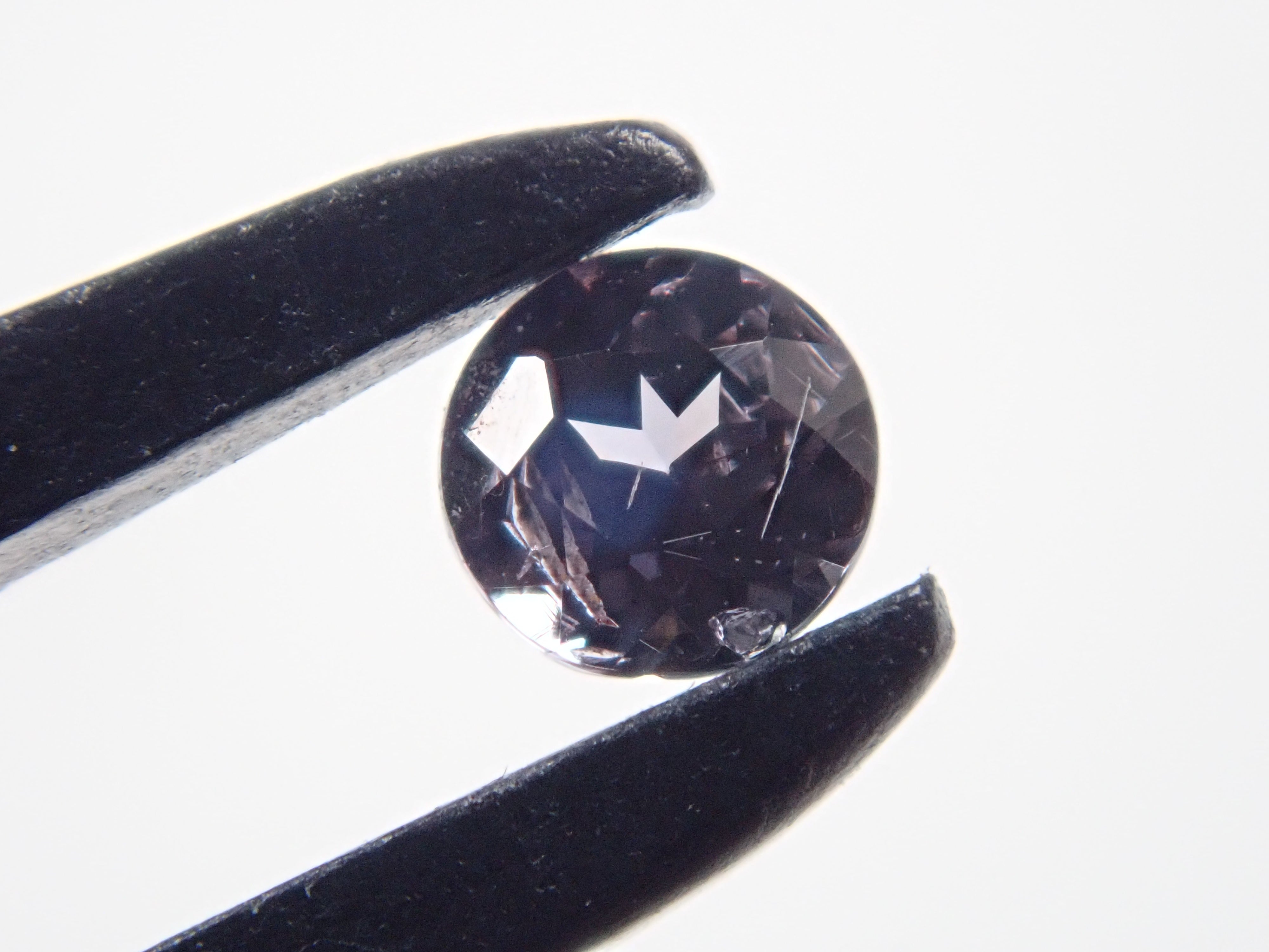 マダガスカル産ベキリーブルーガーネット(カラーチェンジガーネット) 2.6mm/0.090ctルース