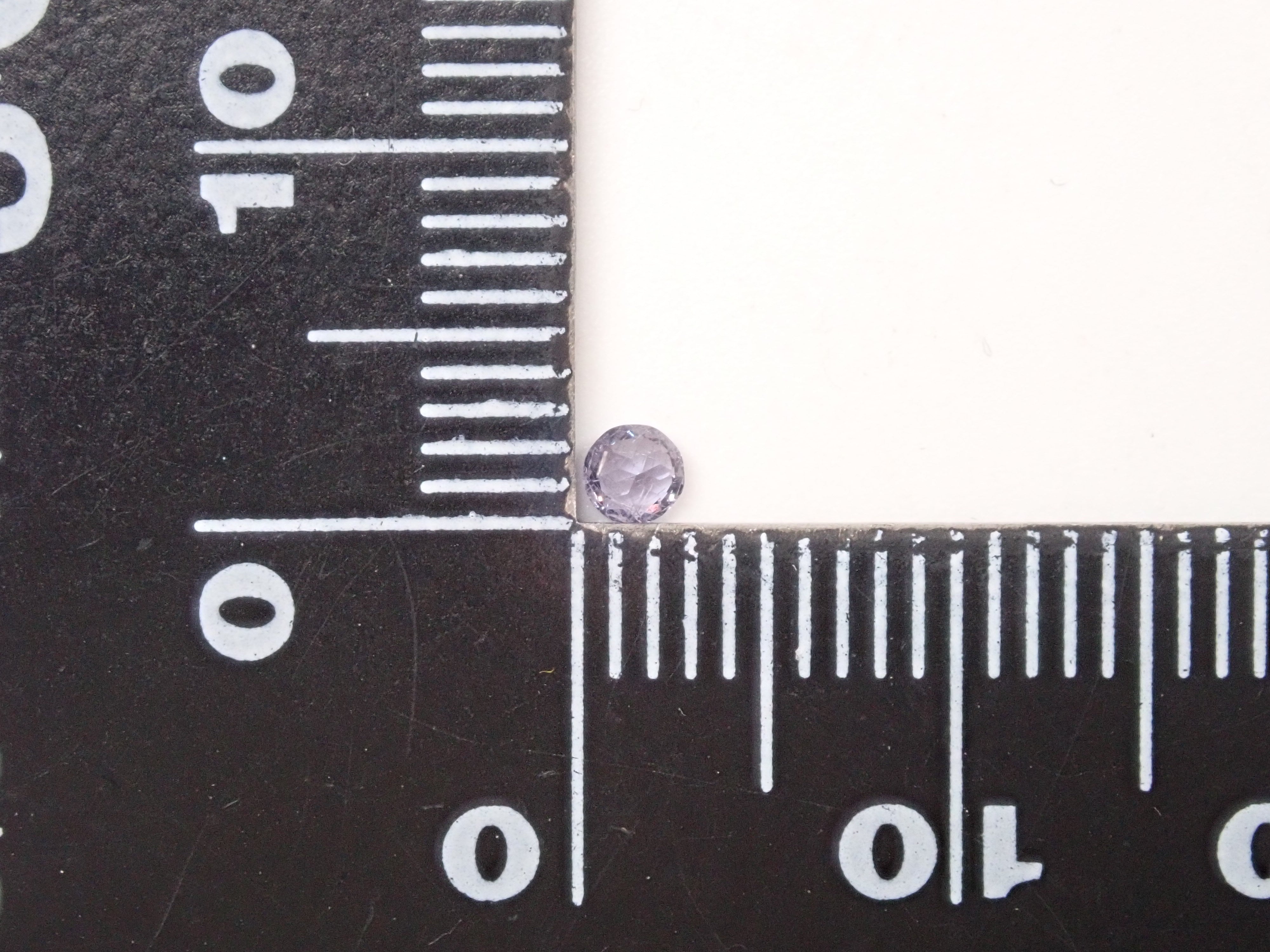マダガスカル産ベキリーブルーガーネット(カラーチェンジガーネット) 2.6mm/0.093ctルース