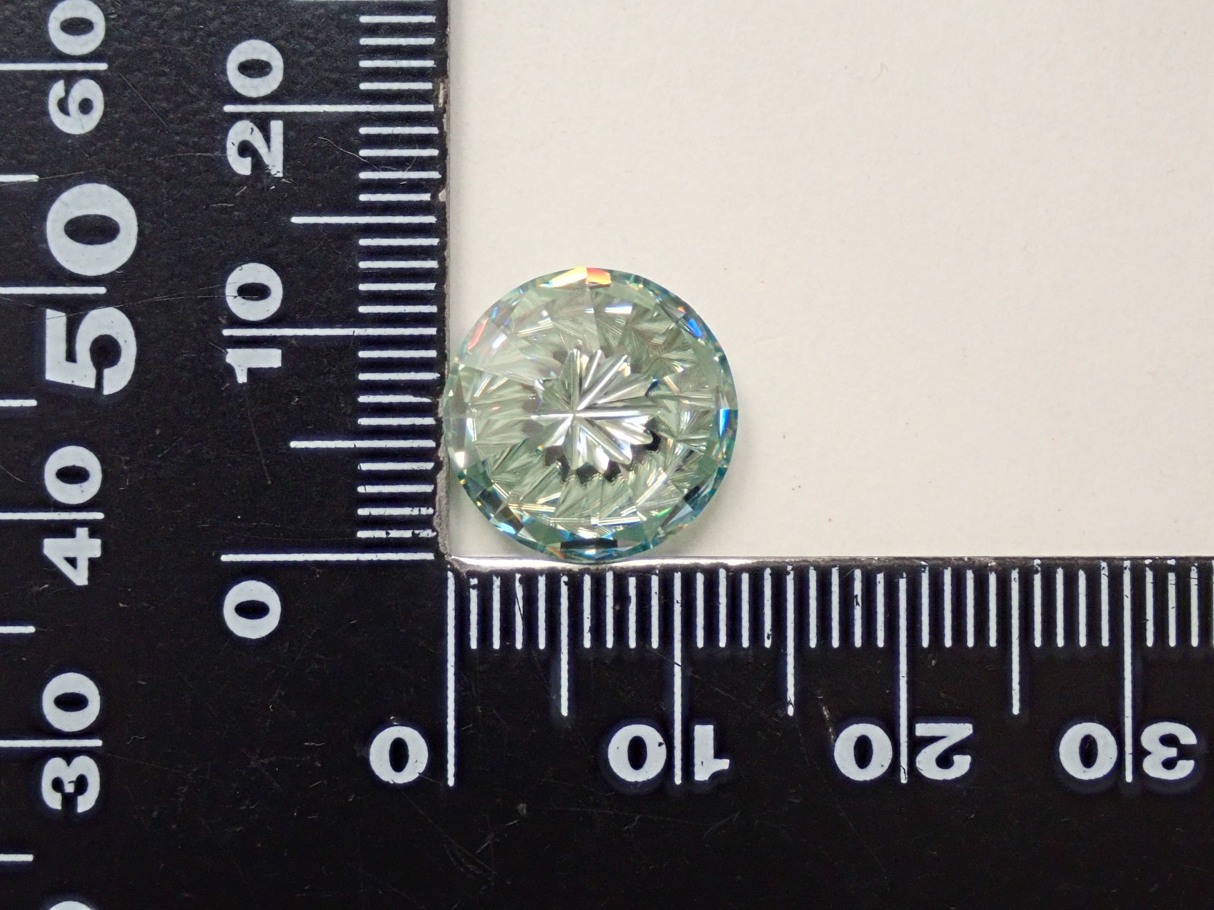 【甲州貴石切子plusthree】合成モアッサナイト 13.0mm/7.179ctルース